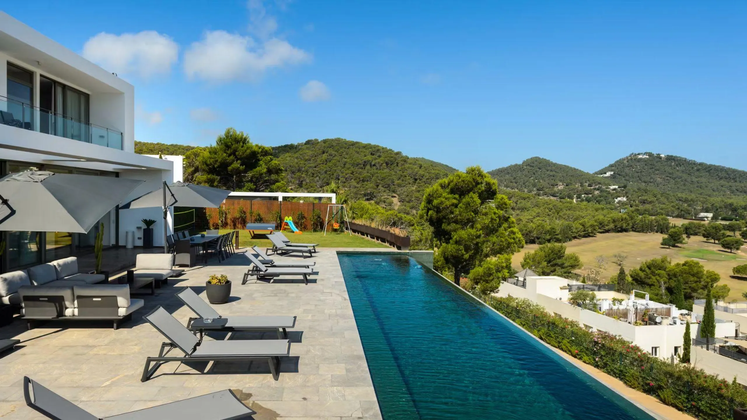 Sophisticated Modern Villa with Private Pool, and Panoramic Views — photograph 2
