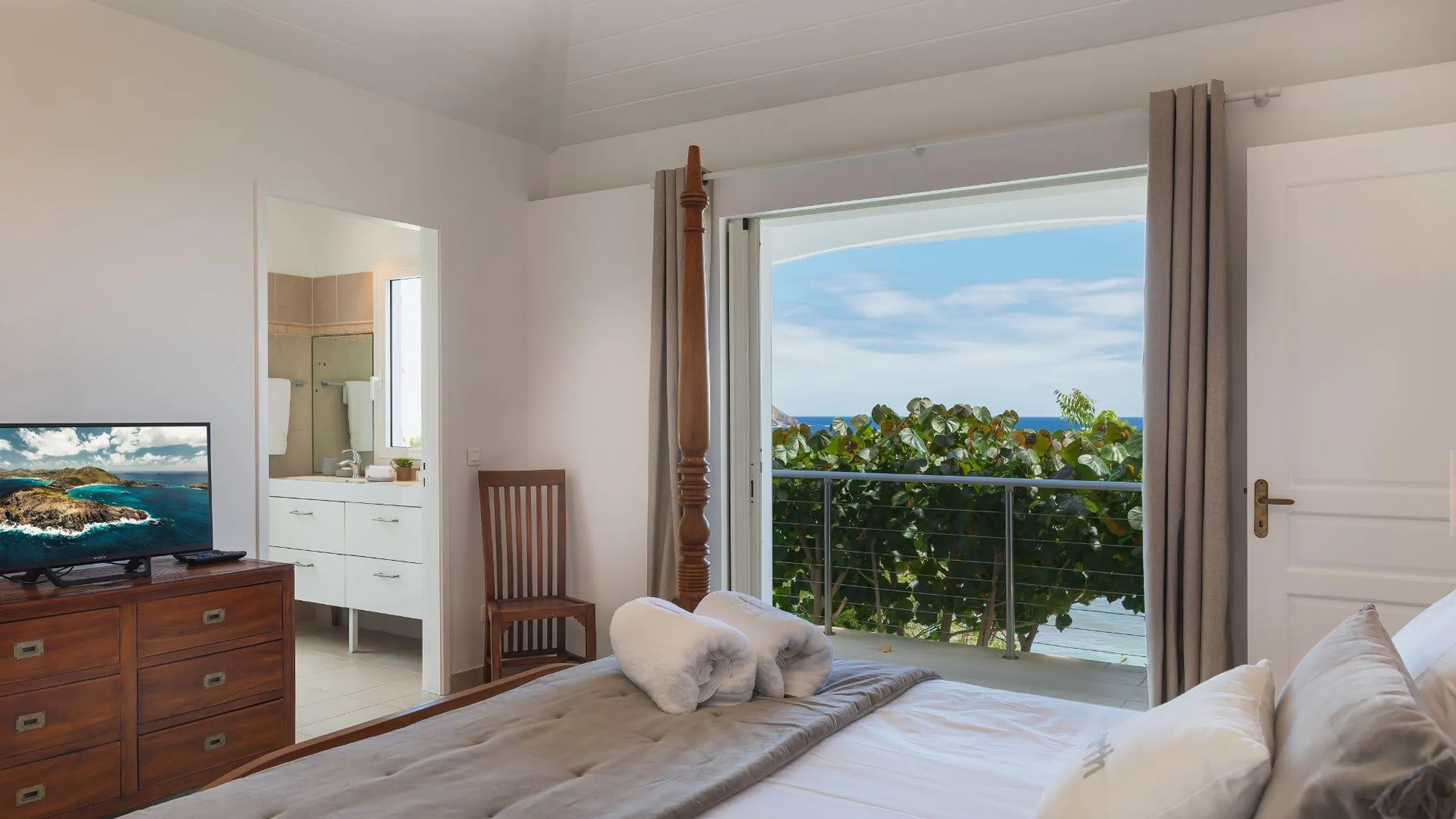 Luxurious Hillside Villa with Pool and Panoramic View — photograph 8
