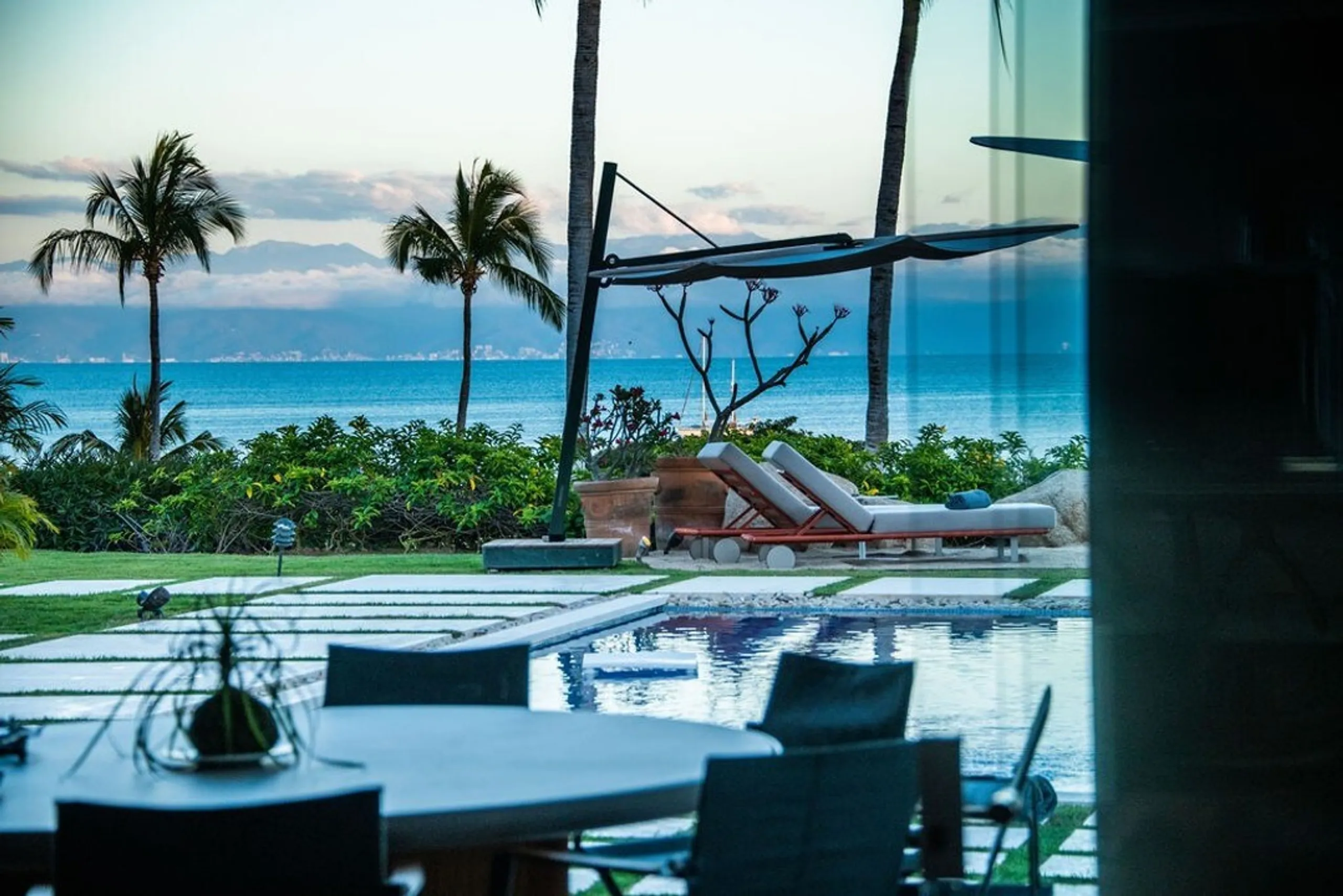 Tranquil Lagos del Mar Villa with Infinity Pool, Jacuzzi & Ocean Views — photograph 7
