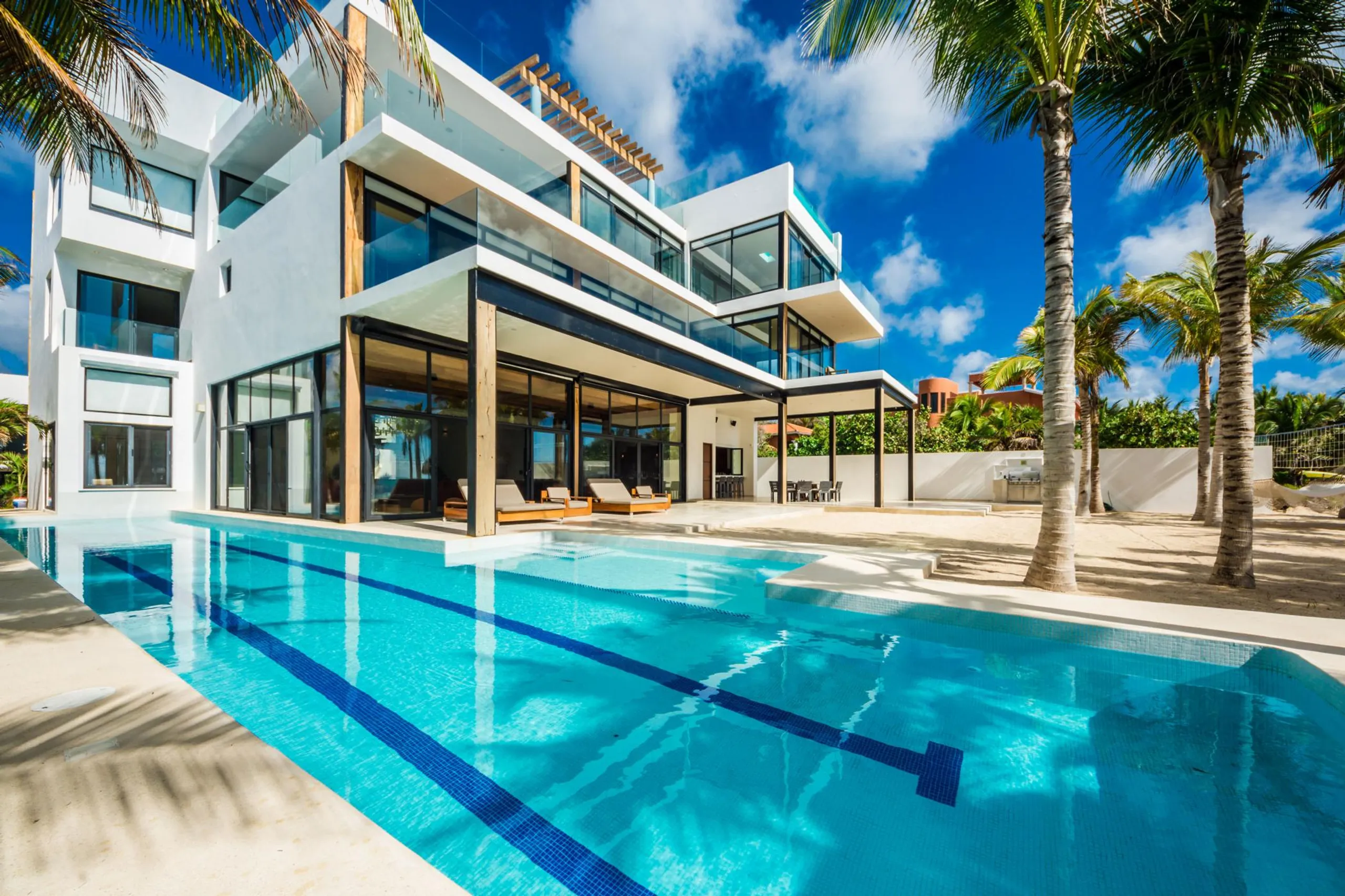 Private and Secluded Beachfront Soliman Bay Estate with 2 Private Pools and Ocean Views — photograph 4