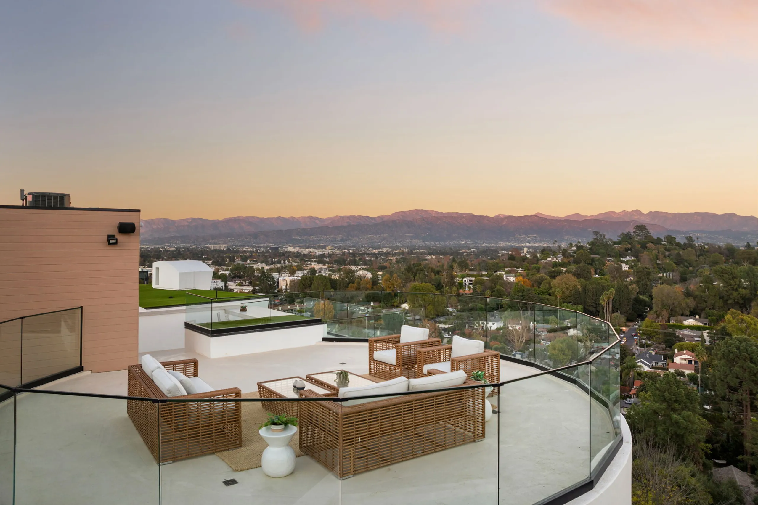Sophisticated Grand Villa with Infinity Pool, and Sweeping Valley Views — photograph 8