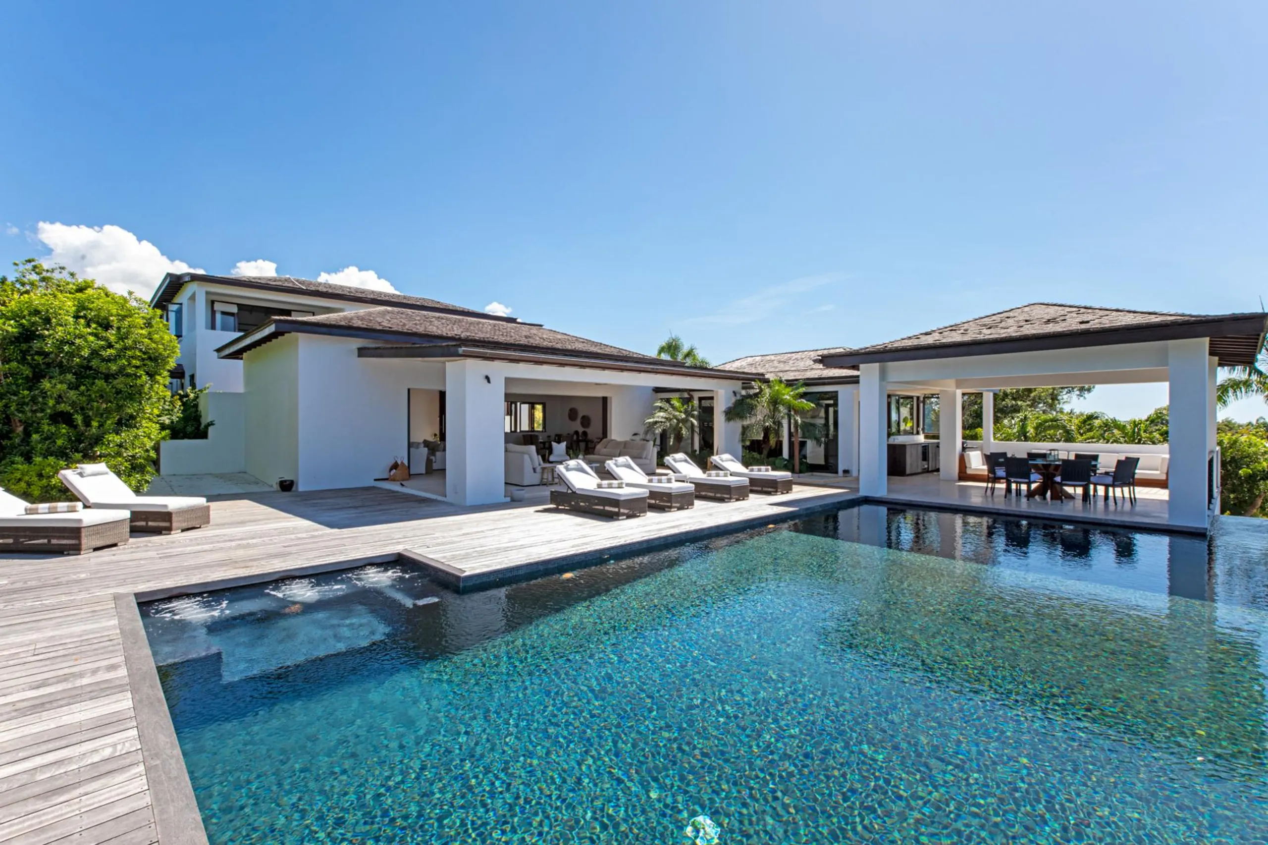 Grandiose Contemporary Villa with Private Pool and 360-Degree Panoramic Views — photograph 3