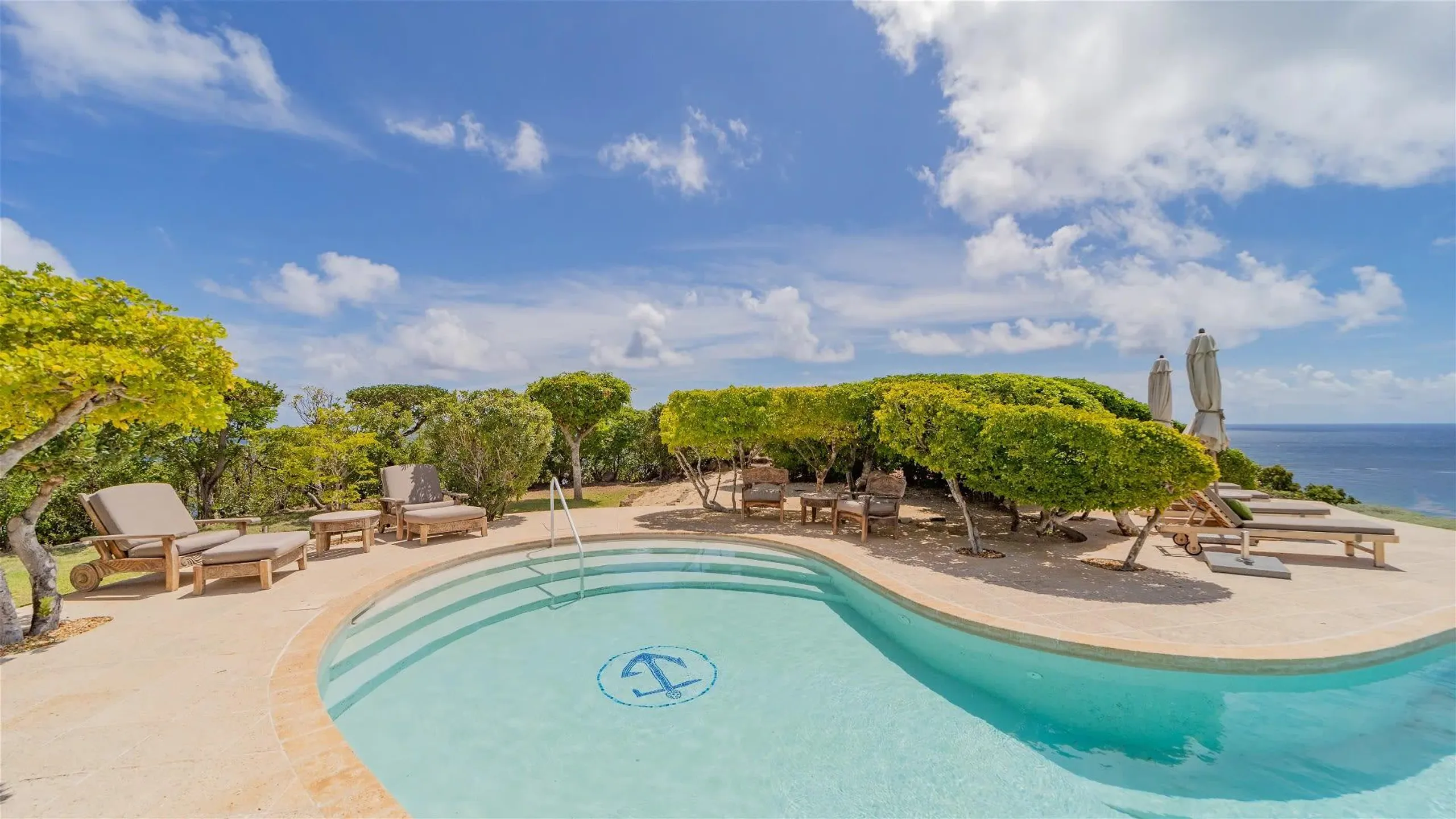 Bright Villa With View Of Sparkling Ocean — photograph 3