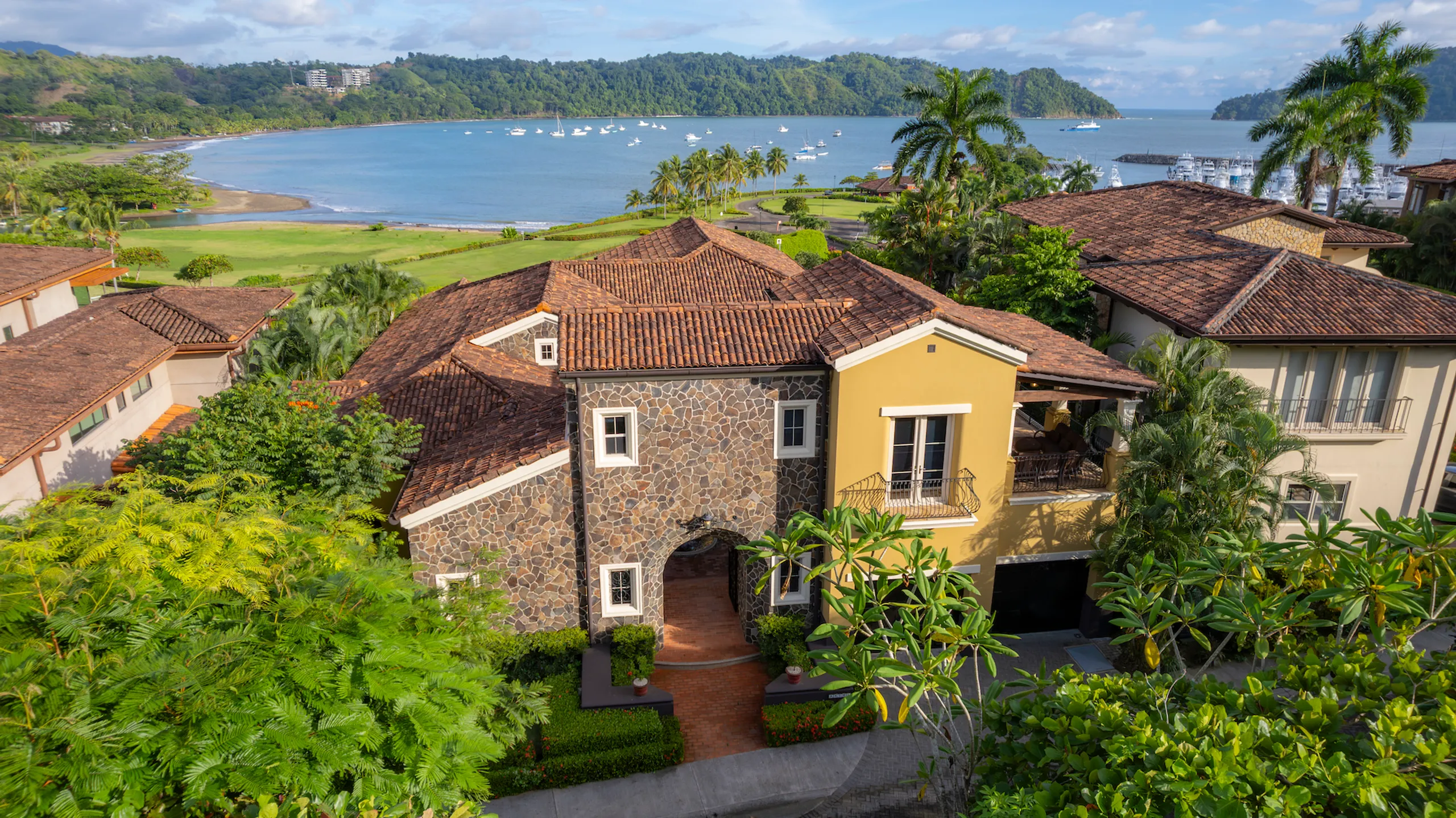 Colonial-Style Luxury Villa in Los Sueños with Infinity Pool, Ocean & Marina Views — photograph 5