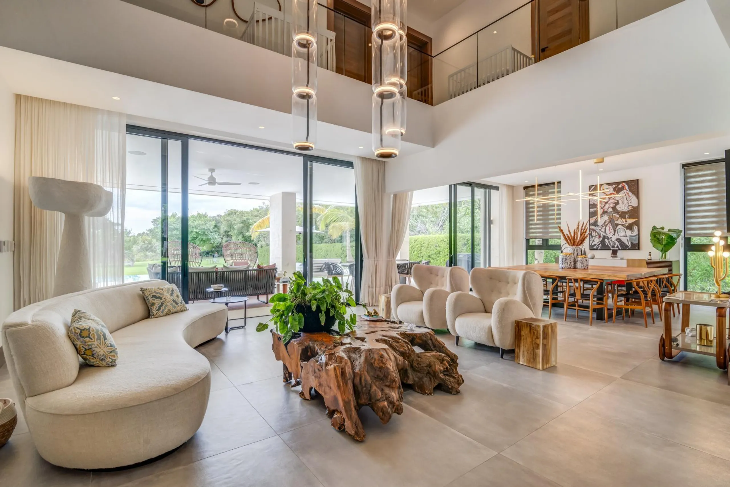 Sumptuous Villa with Golf Course Access, Pool, and Tropical Garden Views — photograph 5