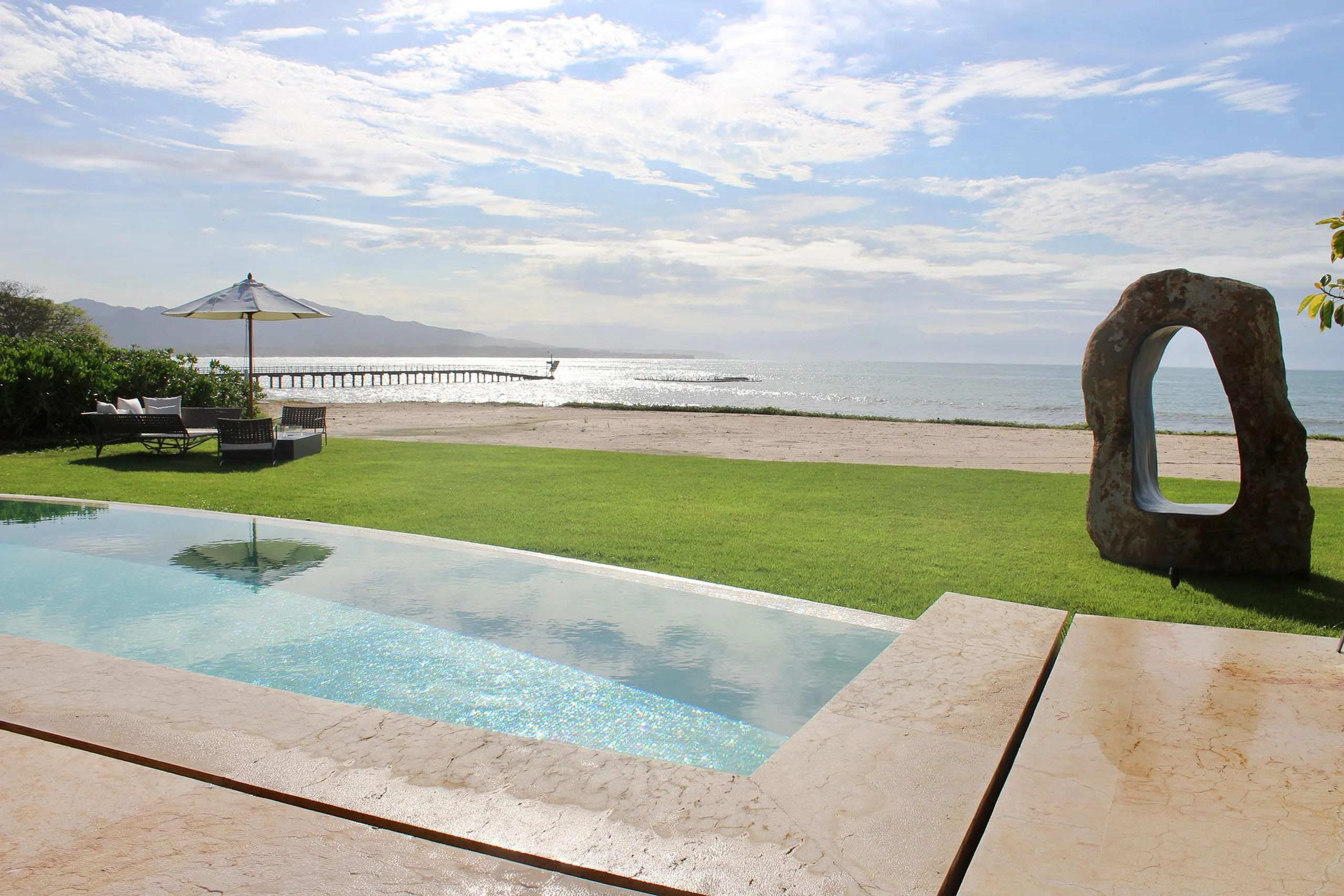 Porta Fortuna Beachfront Villaway with Infinity Pool and Ocean Views — photograph 3
