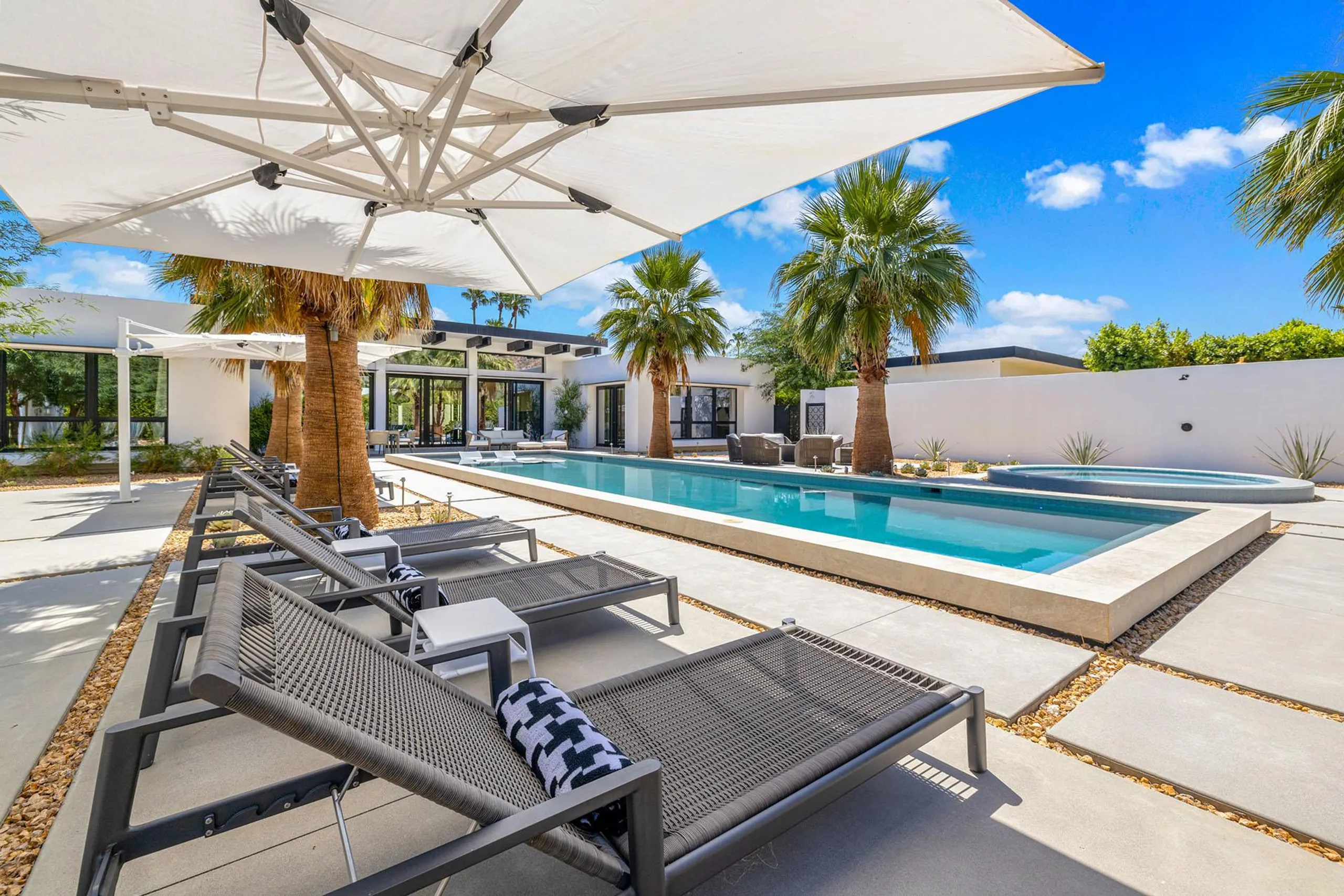 Marvelous Modern Estate with Private Pool, Jacuzzi, and Entertainment Room, Palm Springs