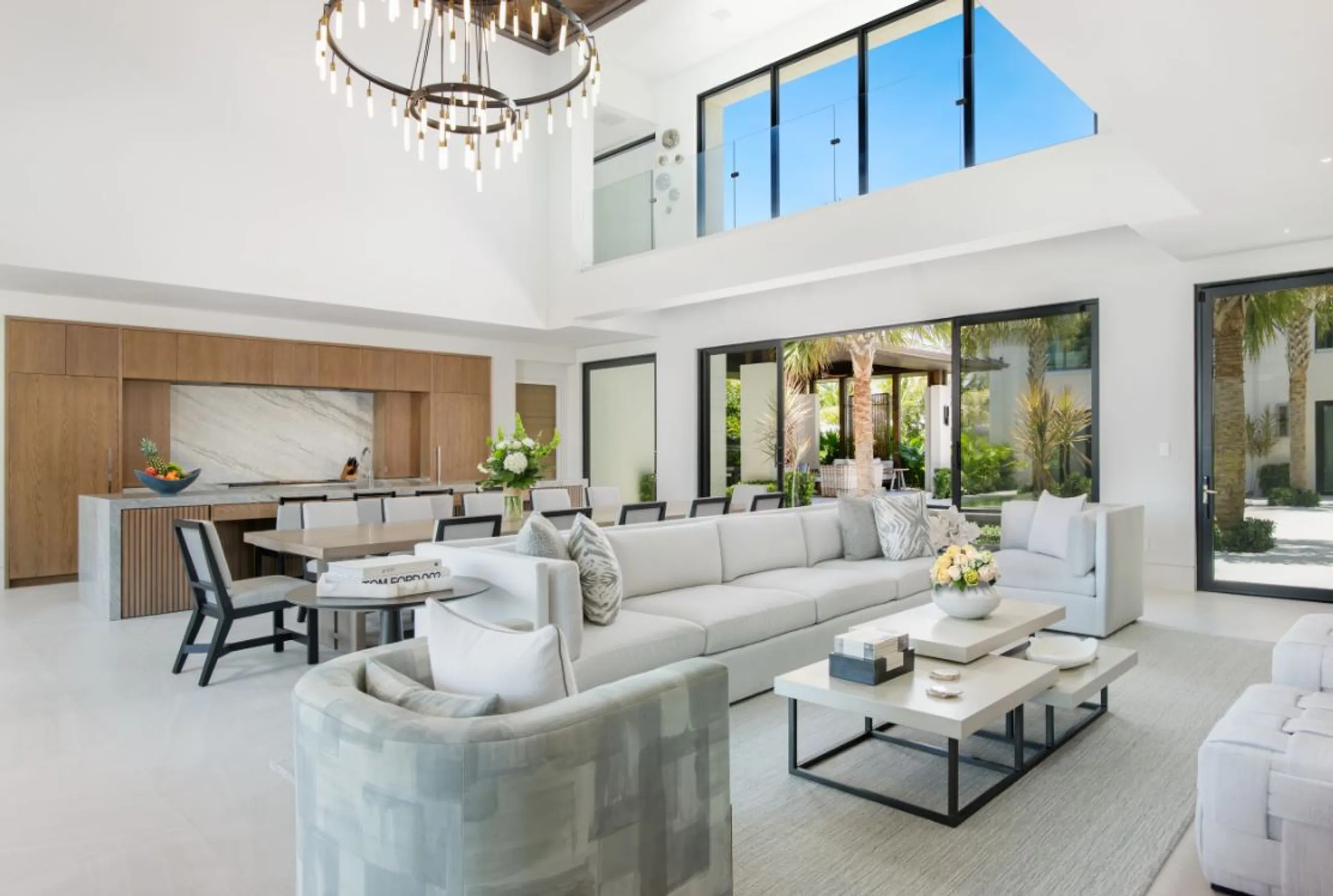 Elegant 7-Bedroom Villa with Infinity Pool, and Stunning Canal Views — photograph 8