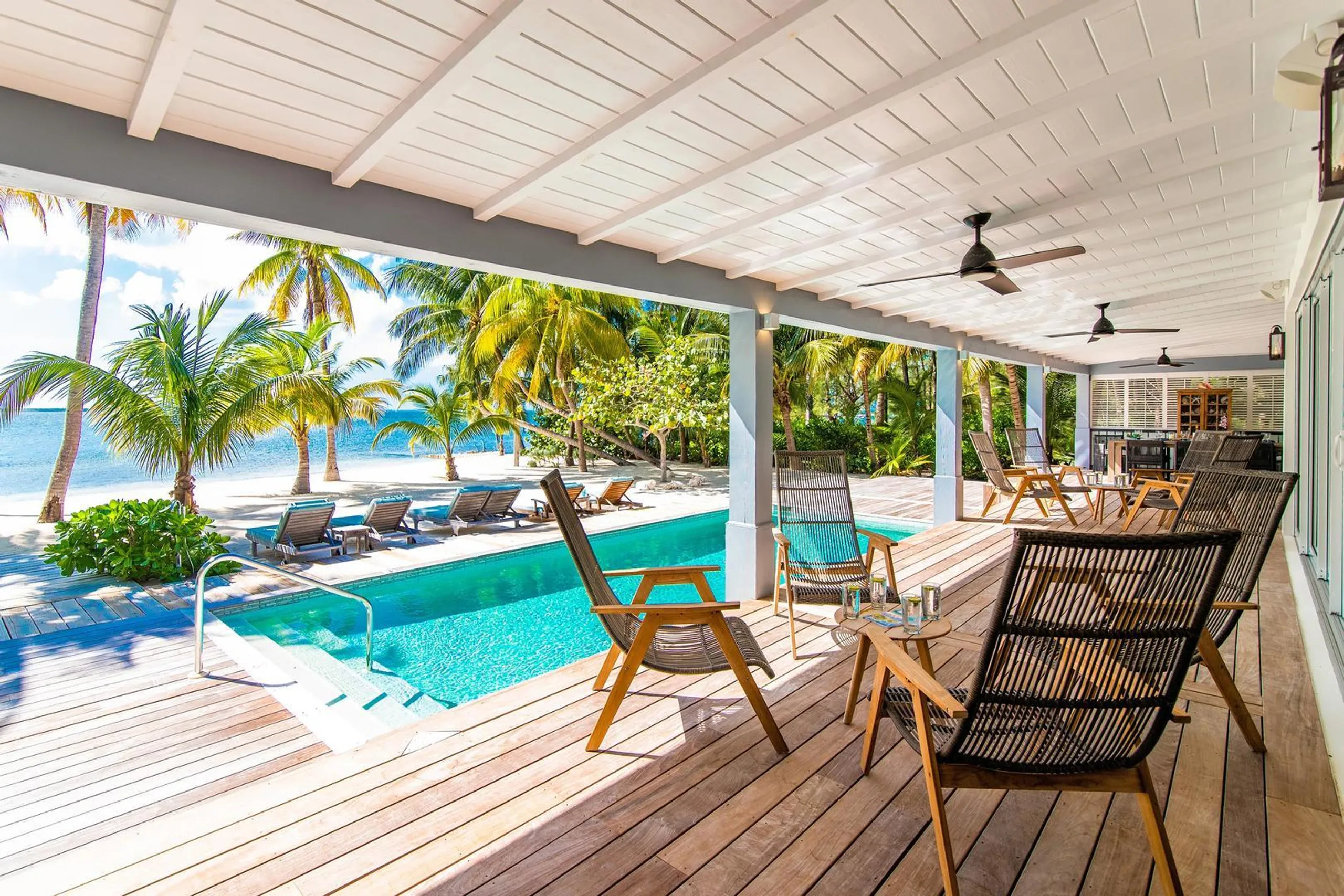 Stunning Cayman Kai Beachfront Estate with Private Pool and Ocean Views — photograph 4