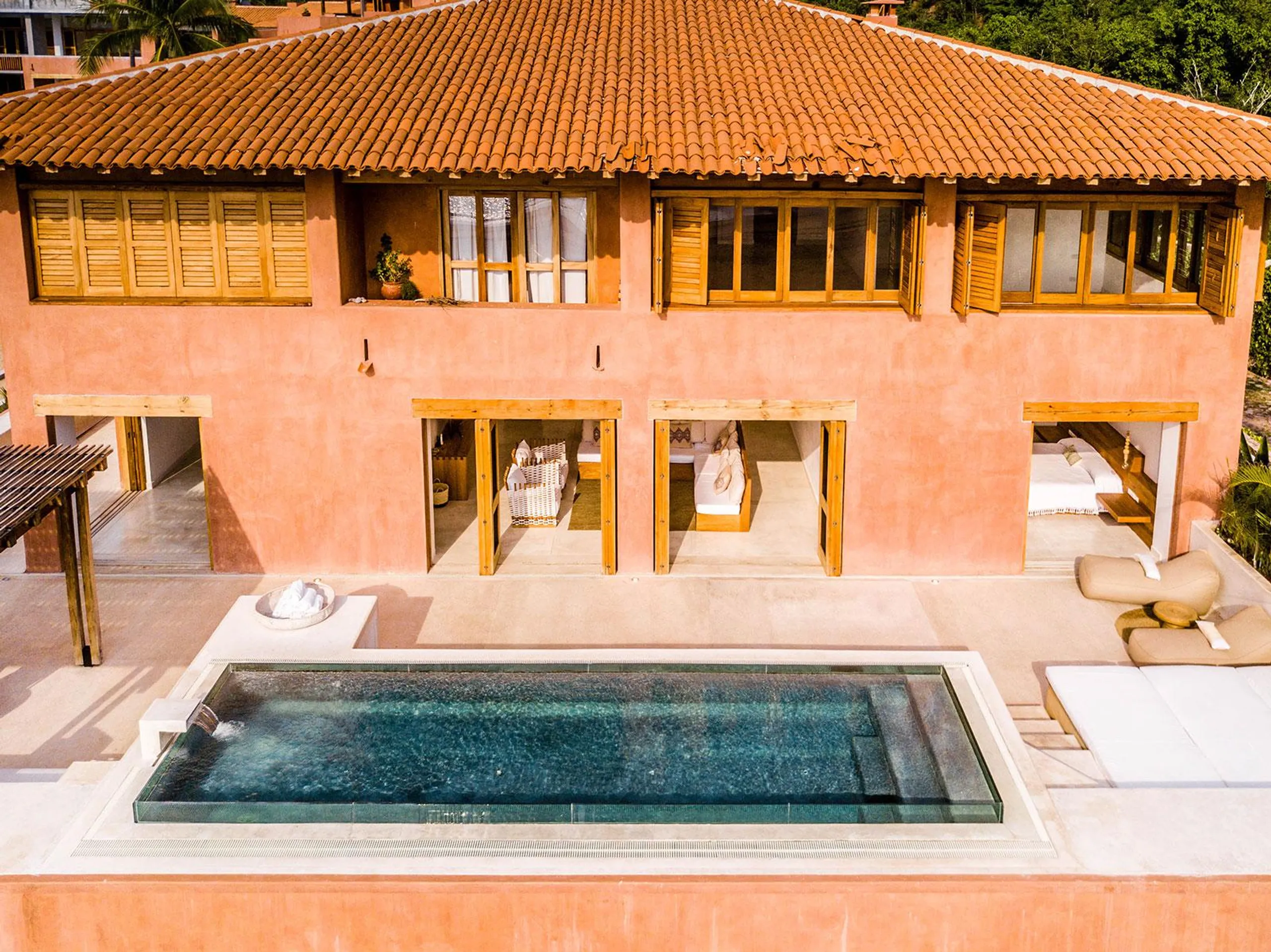 Beachfront Villa with Private Pool Modern Comfort & Access to Natural Wonders — photograph 6