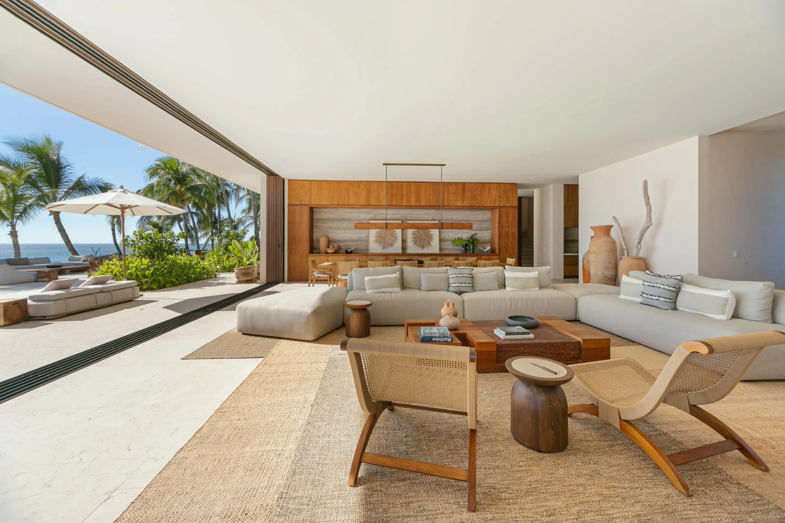 Sophisticated Beachfront Villa with Infinity Pool and Ocean Views — photograph 7