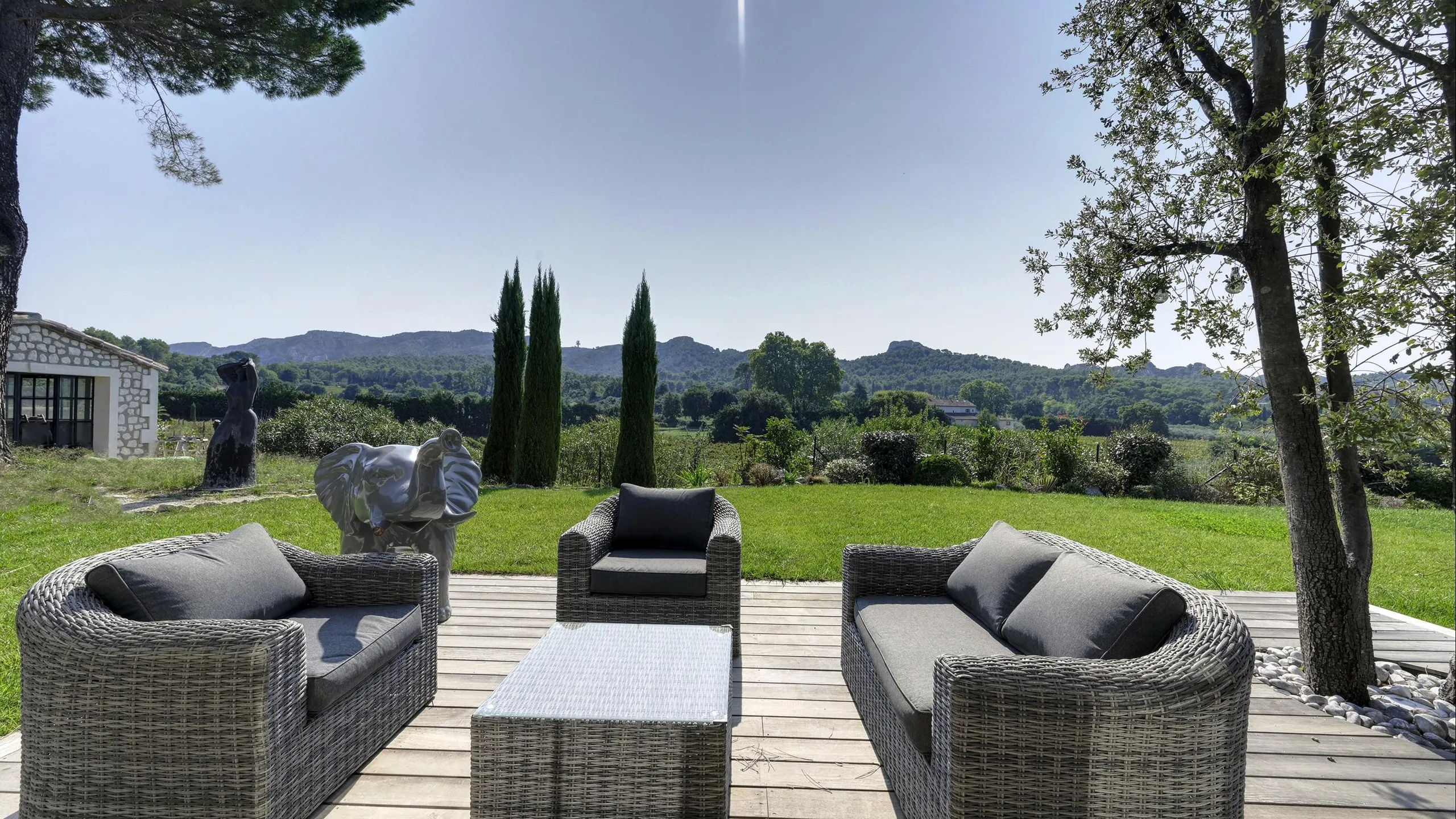 Chic Escape  with Panoramic Mountain Views and a Heated Pool — photograph 2