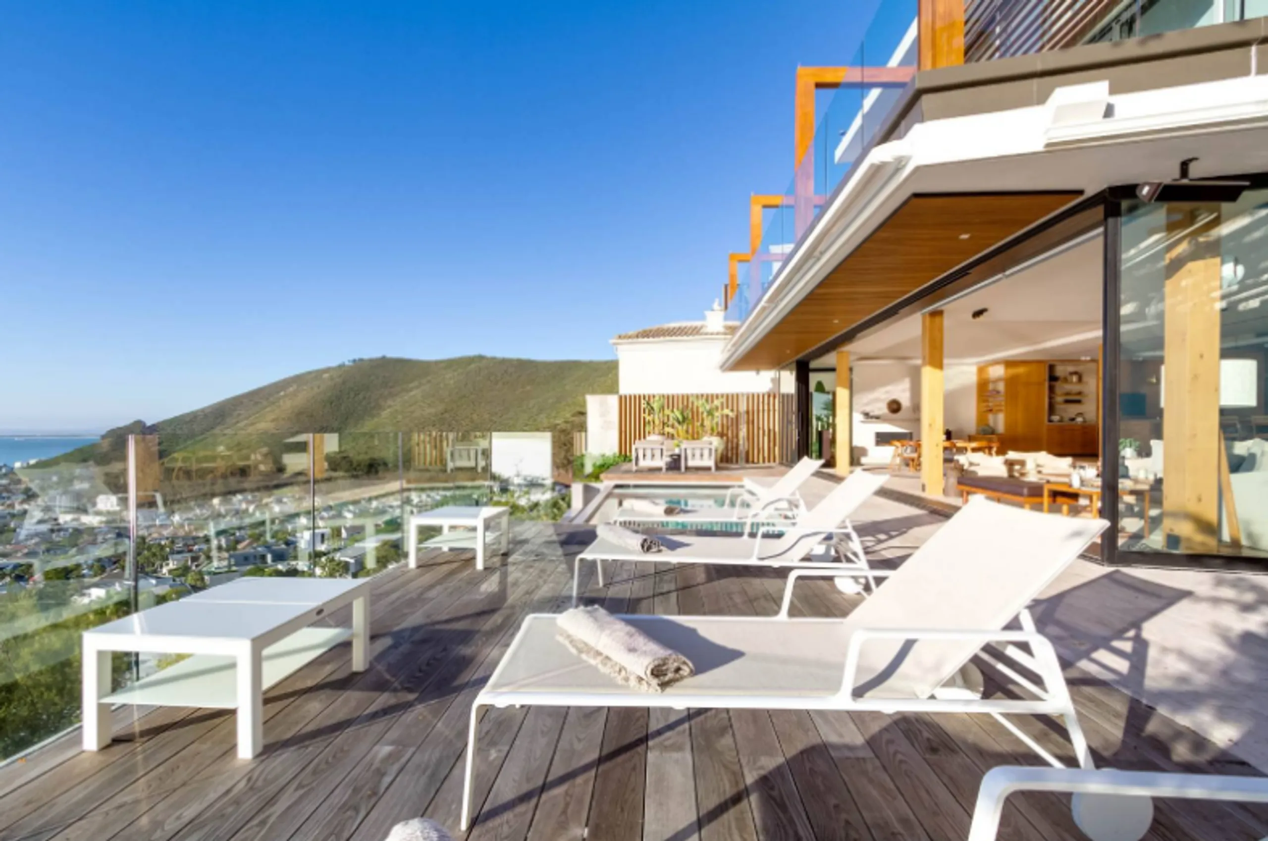 Captivating Modern Retreat with Panoramic Ocean Views — photograph 7