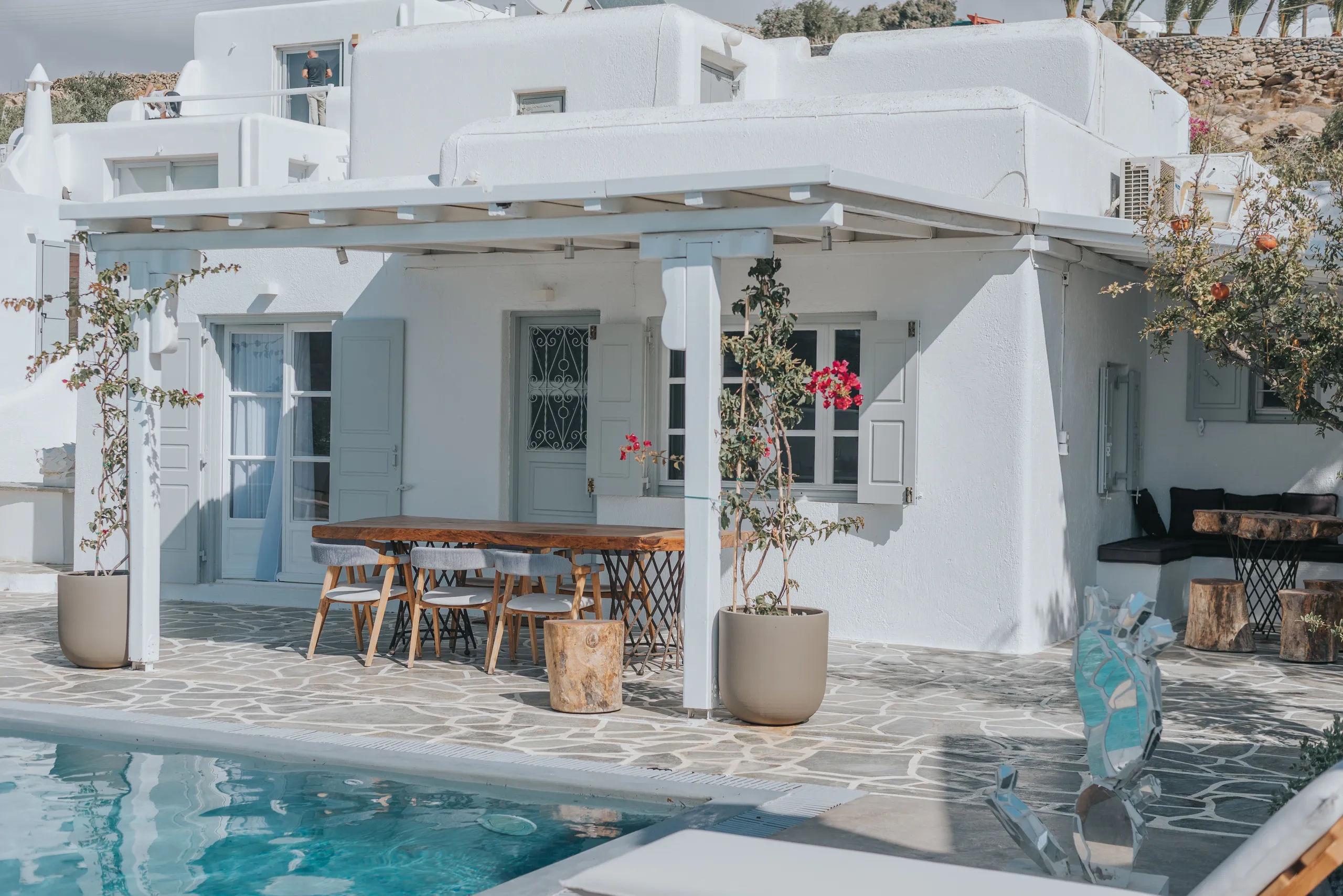 Sumptuous Sanctuary with Infinity Pool, Garden and Panoramic Vistas — photograph 2