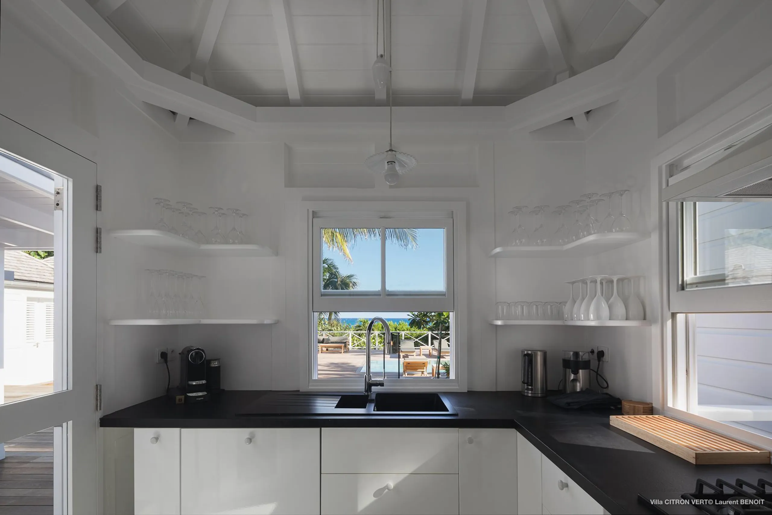 Tranquil Tropical Villa with Ocean Views and Walks to Beach — photograph 10