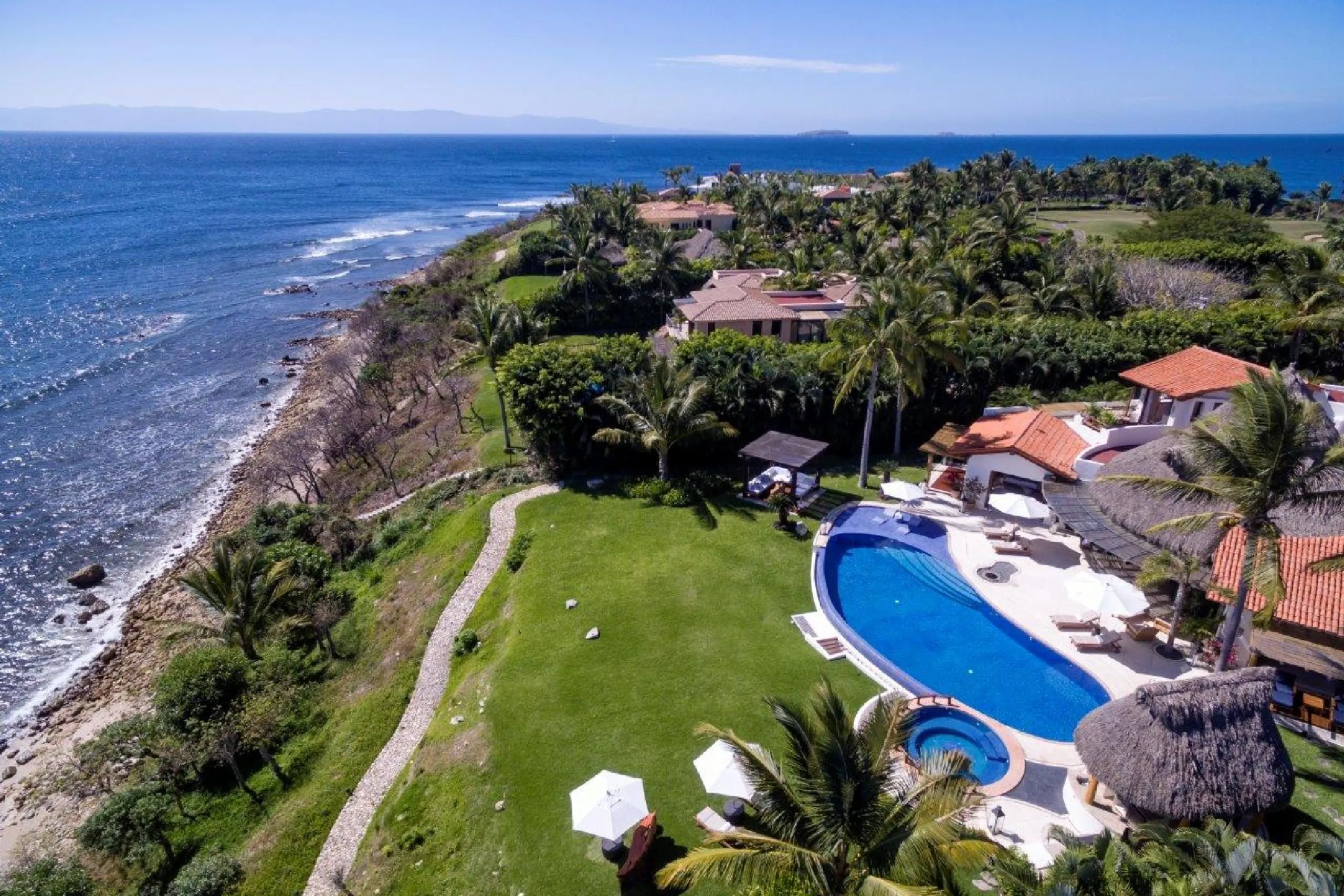 Magnificent Fully Staffed Luxury Beachfront Punta Mita Estate with Infinity Pool and Ocean Views — photograph 8