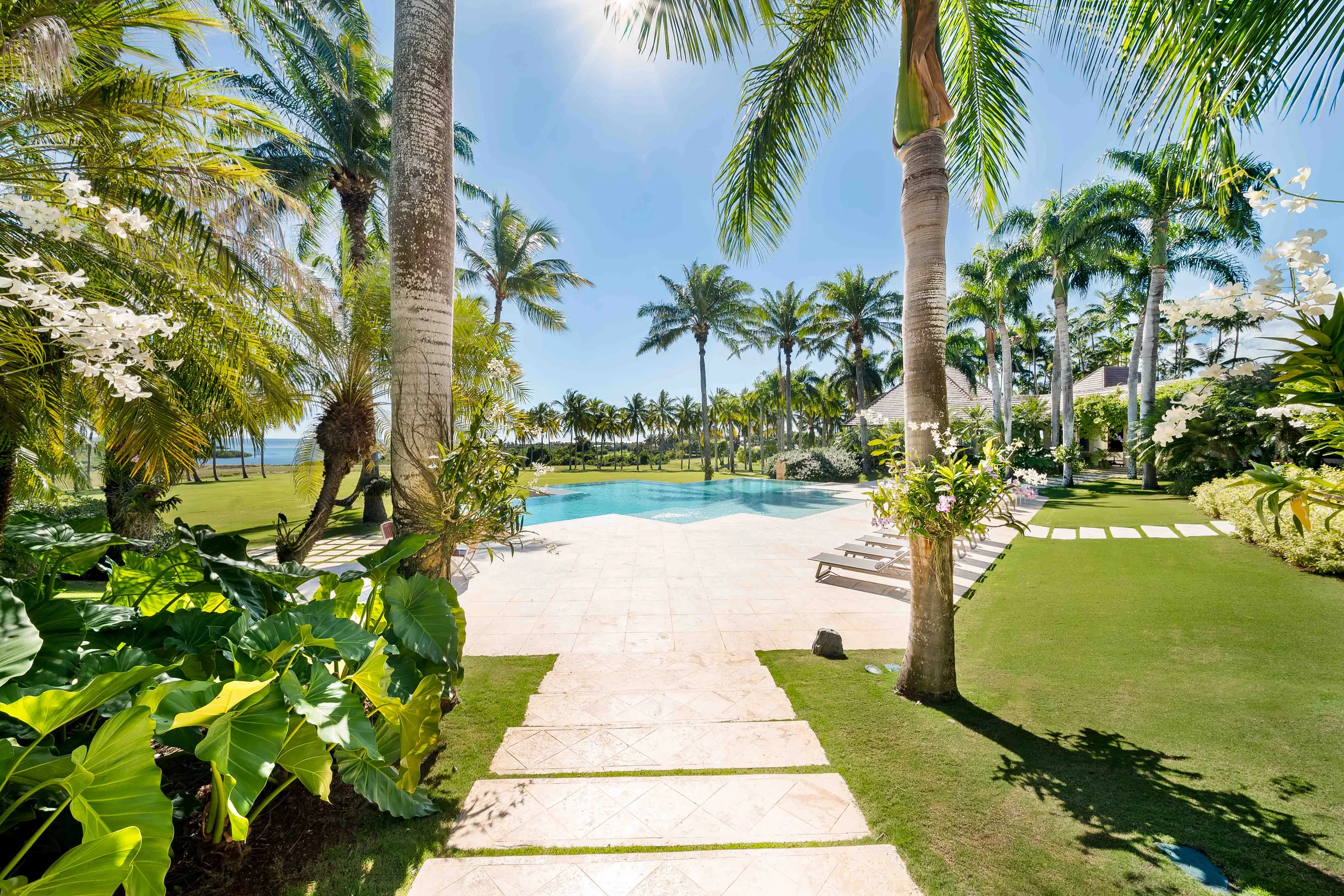 Outstanding Oceanview Villa with Gorgeous Pool — photograph 3