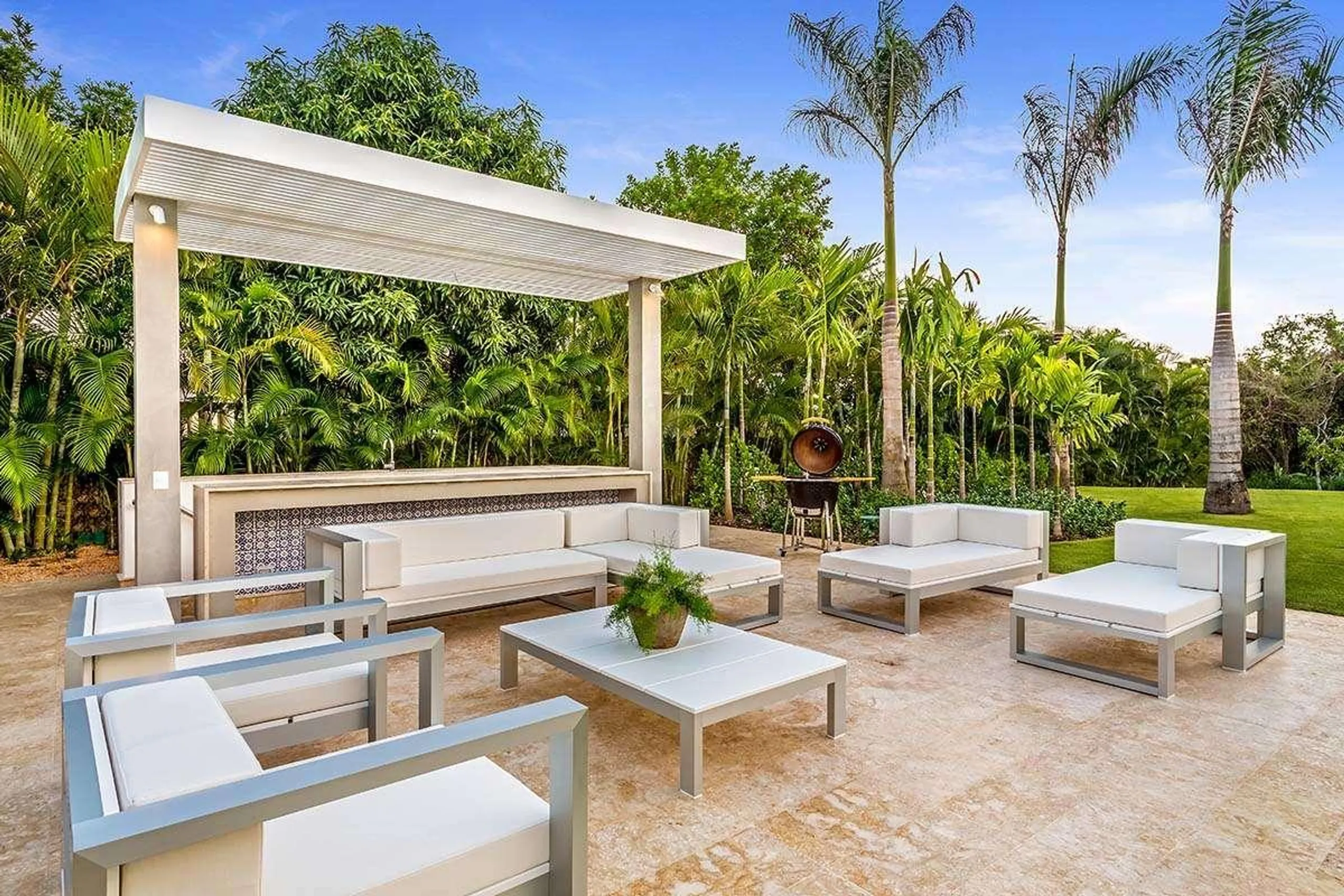 Deluxe Paradise Villa with Private Pool and Lovely Lush Gardens — photograph 3