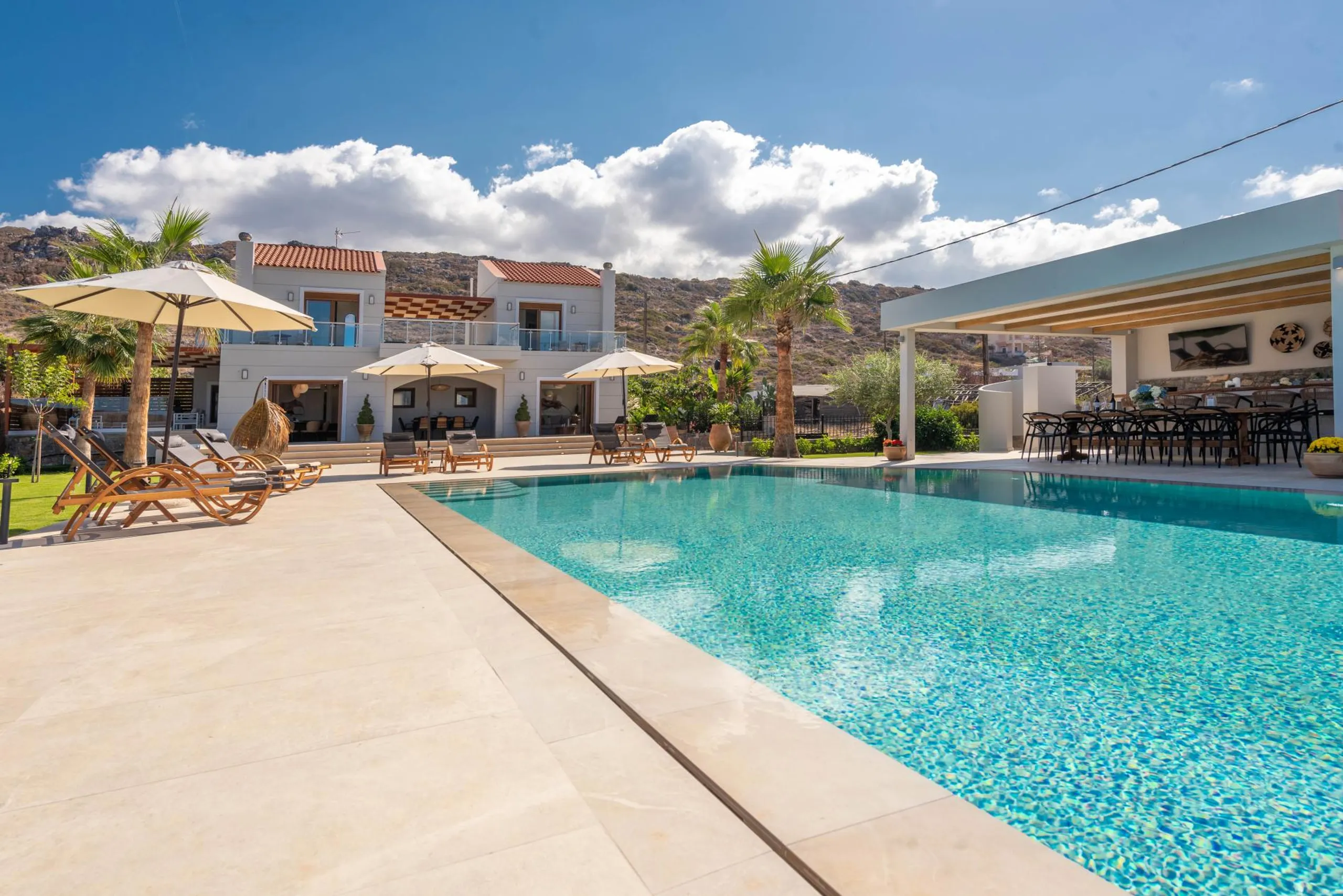 Luxurious 6-Bedroom Villa with Pool, Sea Views & Walkable Beach Access — photograph 2