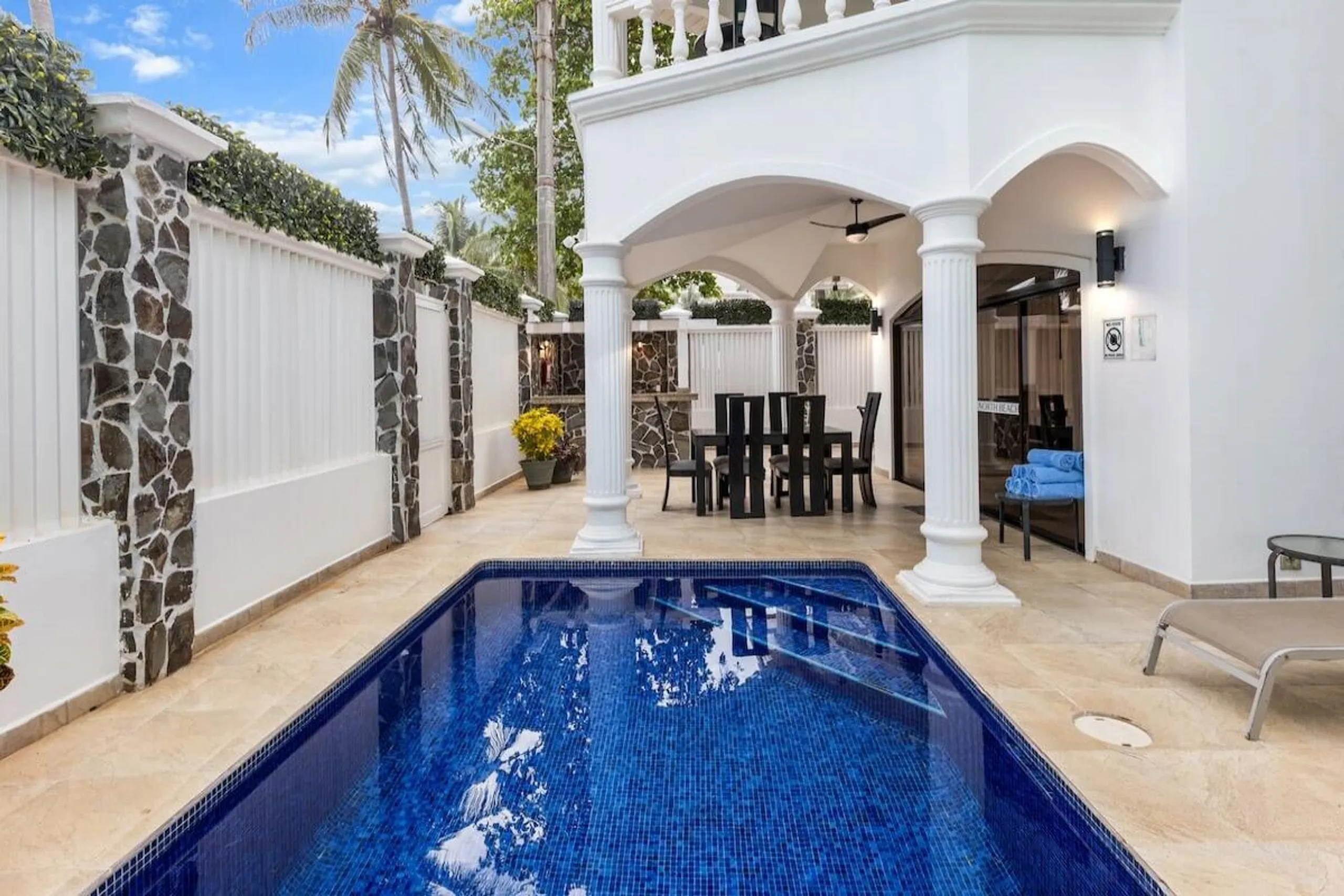 Deluxe Beachfront Nine Bedroom Villa with Private Pool and Ocean View — photograph 2