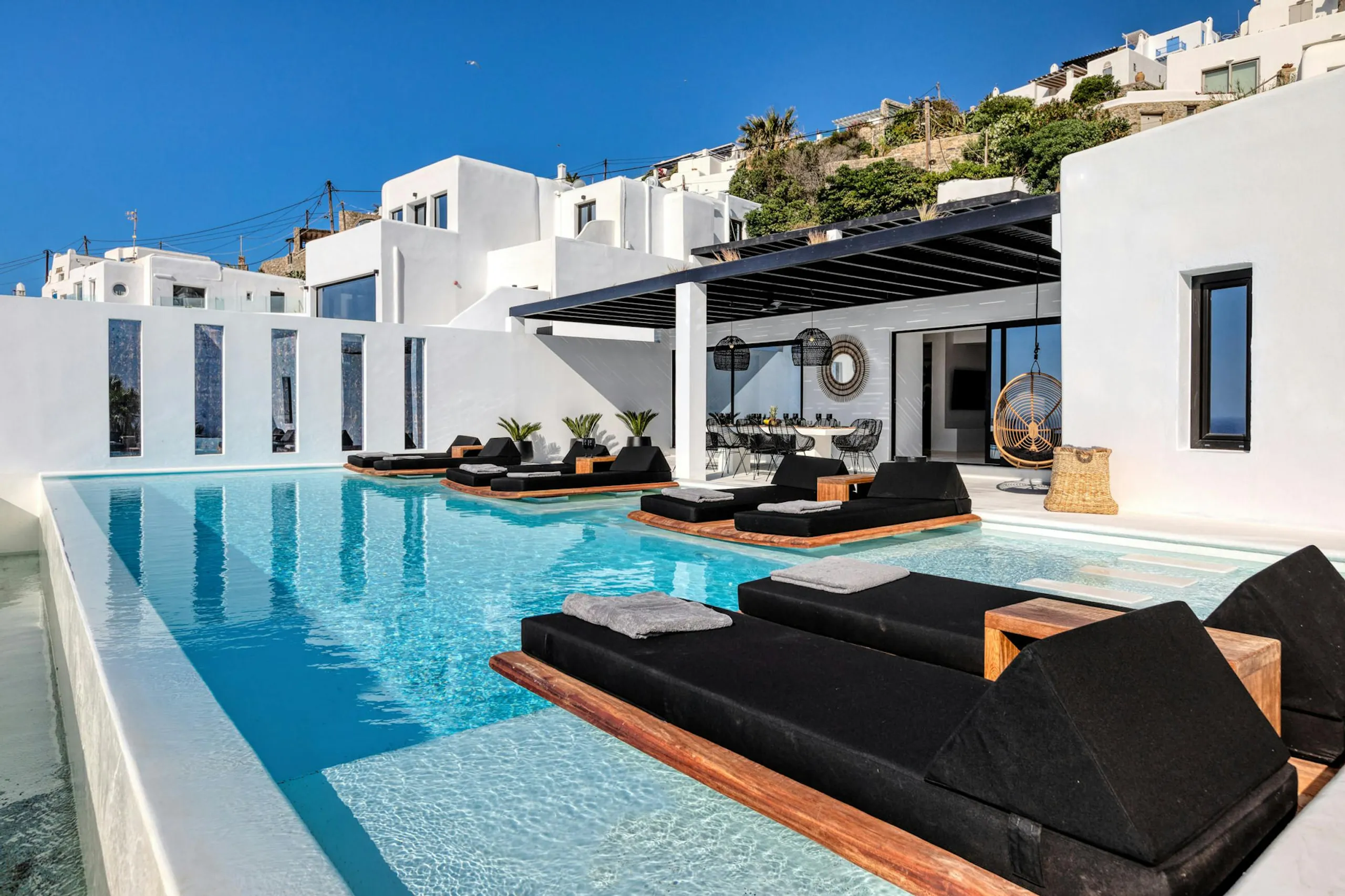 Tranquil Mykonos Estate with Infinity Pool, Jacuzzi, and Ocean Views — photograph 2