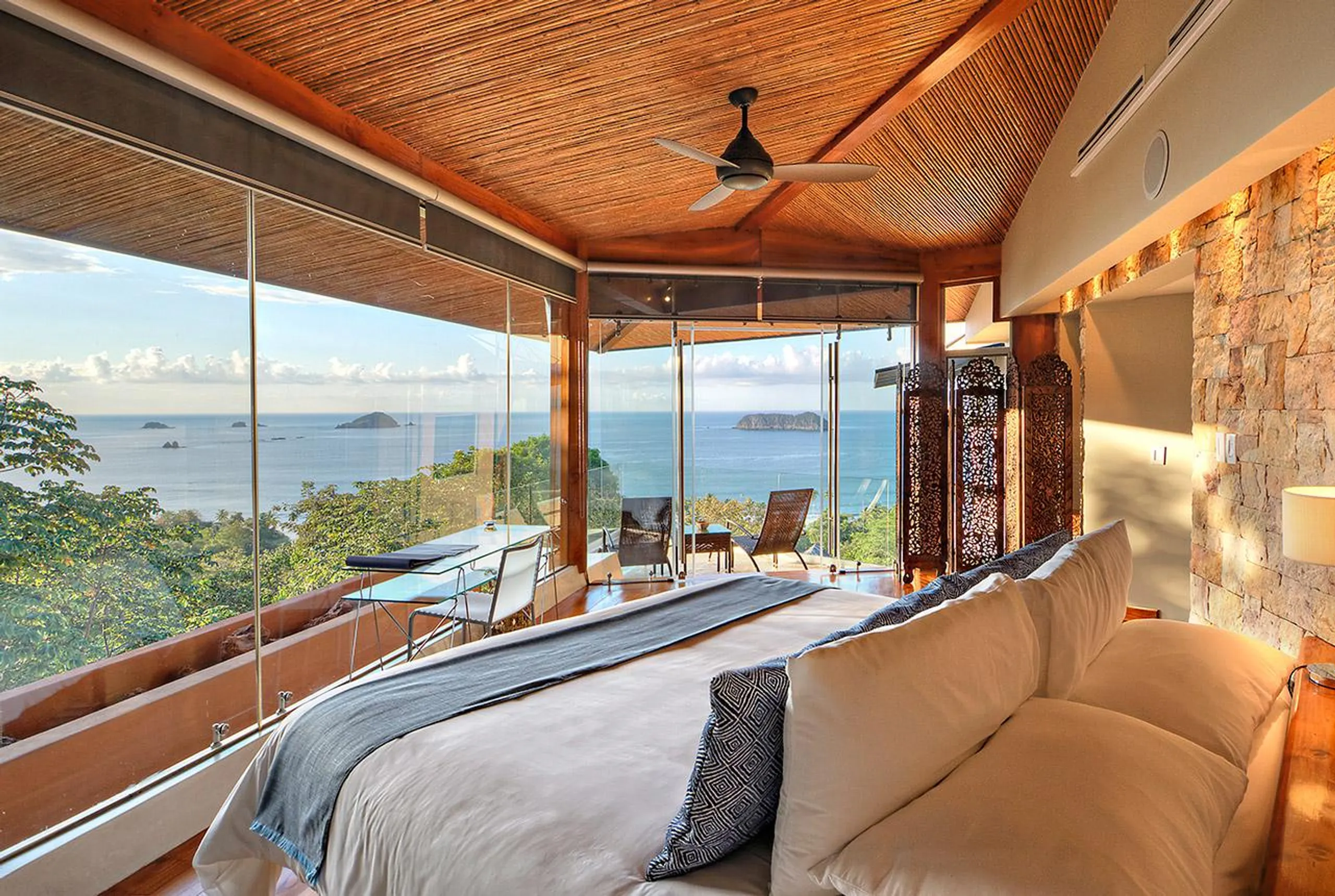 Breathtaking Villa with Infinity Pool and 180-Degree Pacific Ocean View — photograph 11