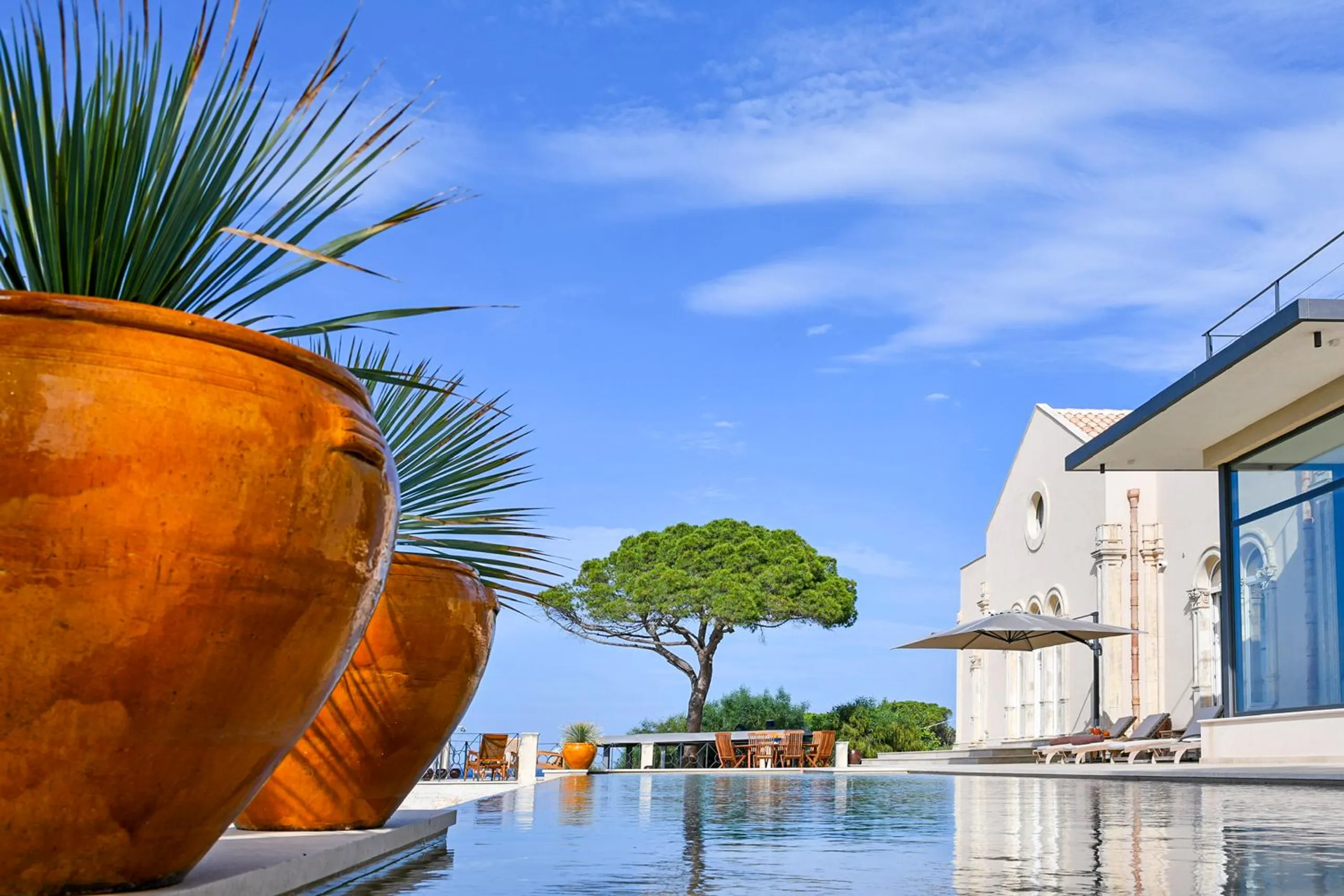 Chic Sicilian Villa with Private Infinity Pool and Scenic Terraces — photograph 2