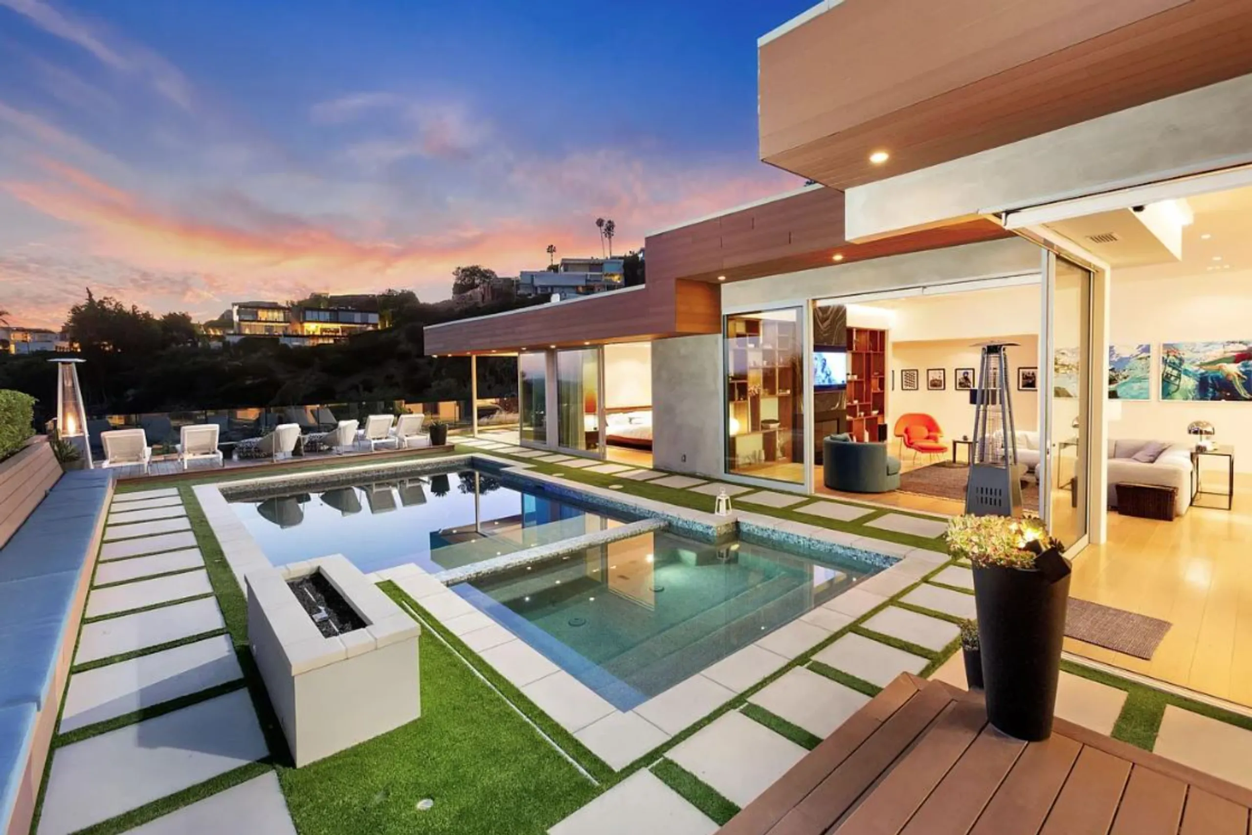 Majestic Elegant Villa with Infinity Pool And City View — photograph 3