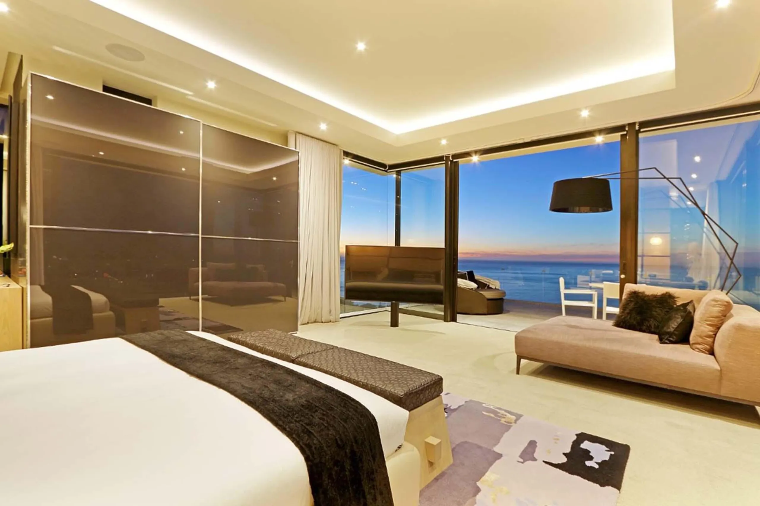 Magnificent Modern Contemporoary Villa with Sweeping Ocean Views — photograph 11