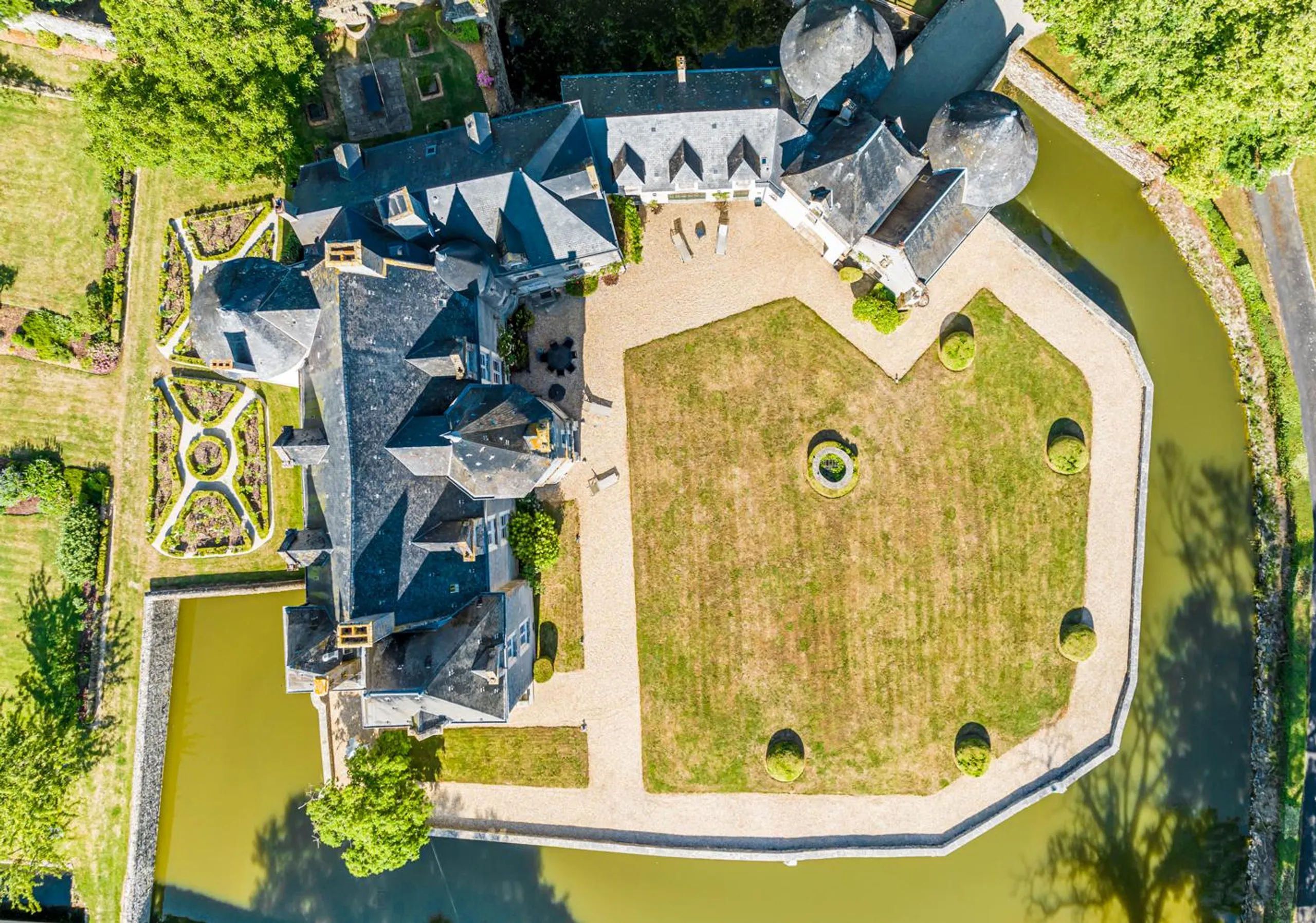 Majestic 12th century Villa with Private Heated Pool, Courtyard and Garden — photograph 9