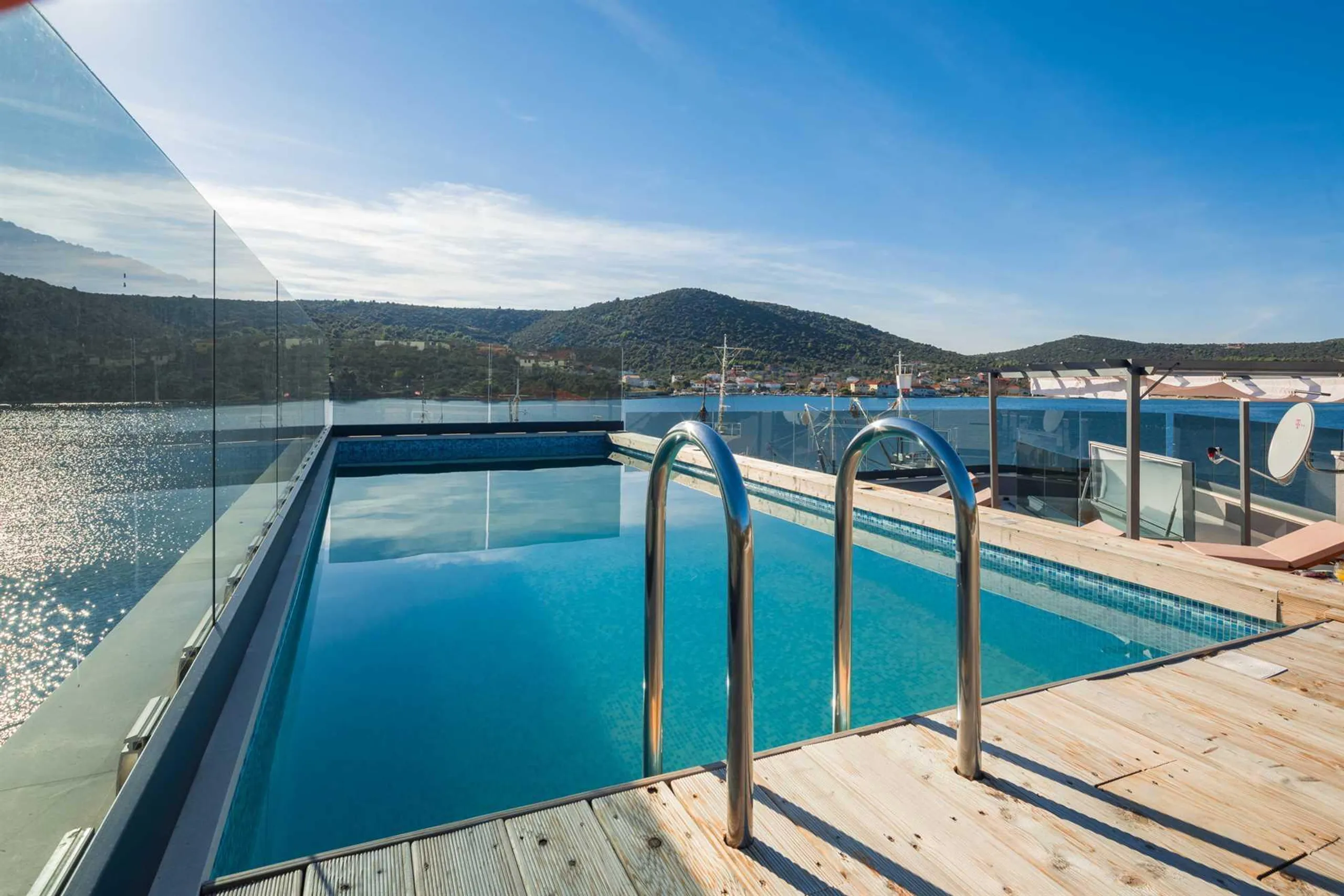 Beachfront Villa with Private Pool and Views of Crystal Clear Waters — photograph 4