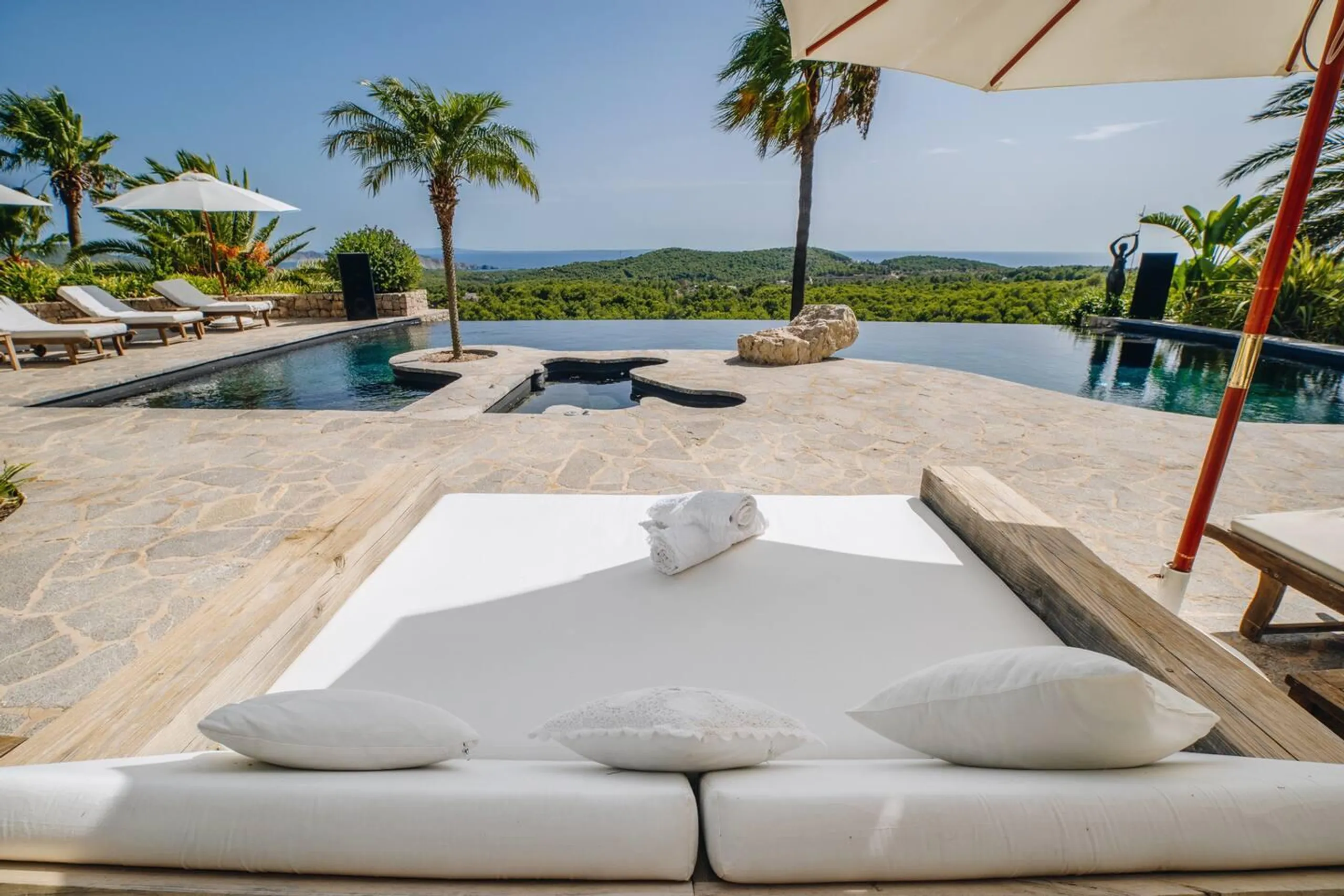 Captivating South Coast Villa with Pool and Breathtaking Views — photograph 4
