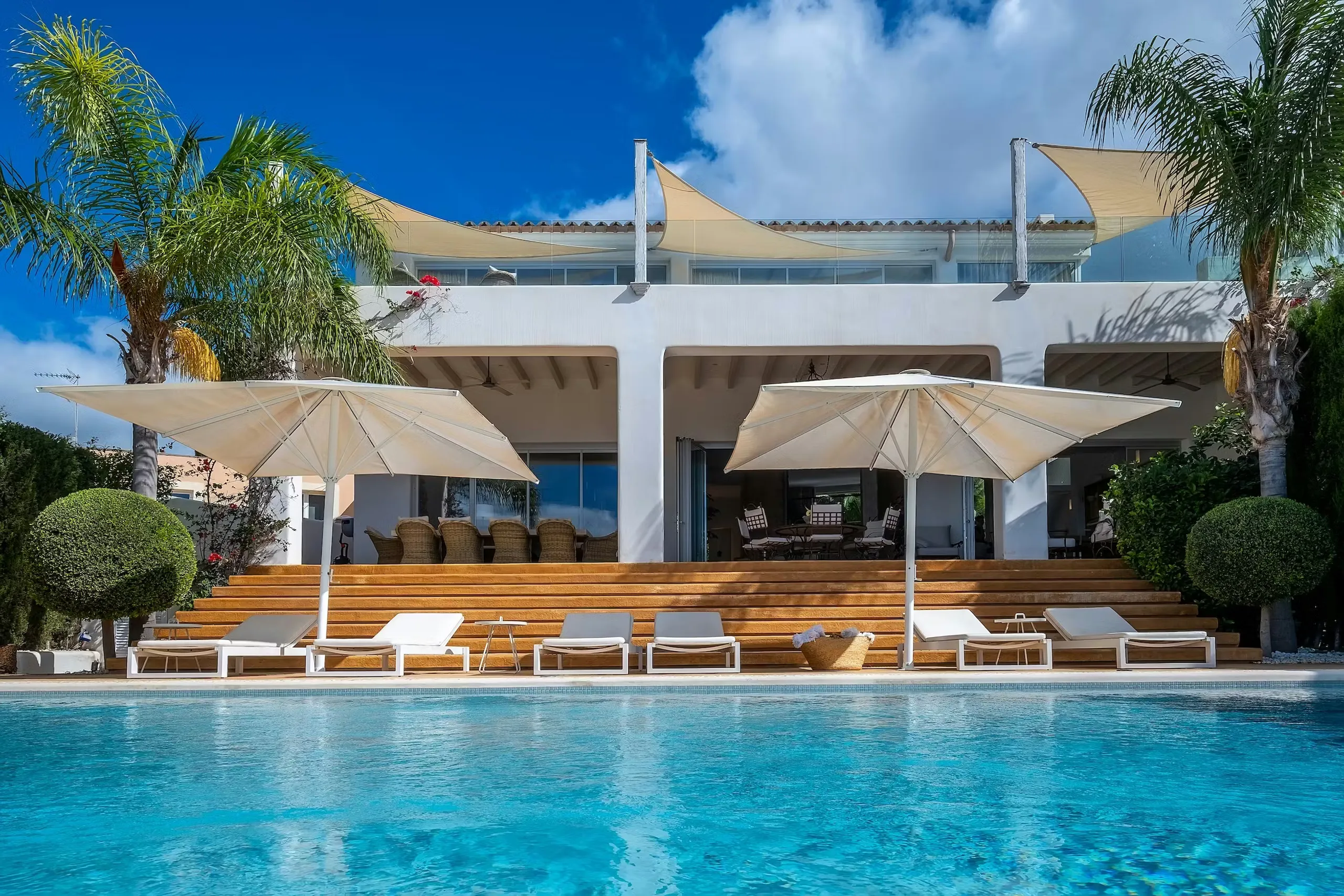 Tranquil Coastal Villa with Sparkling Swimming Pool and Sea Views — photograph 6