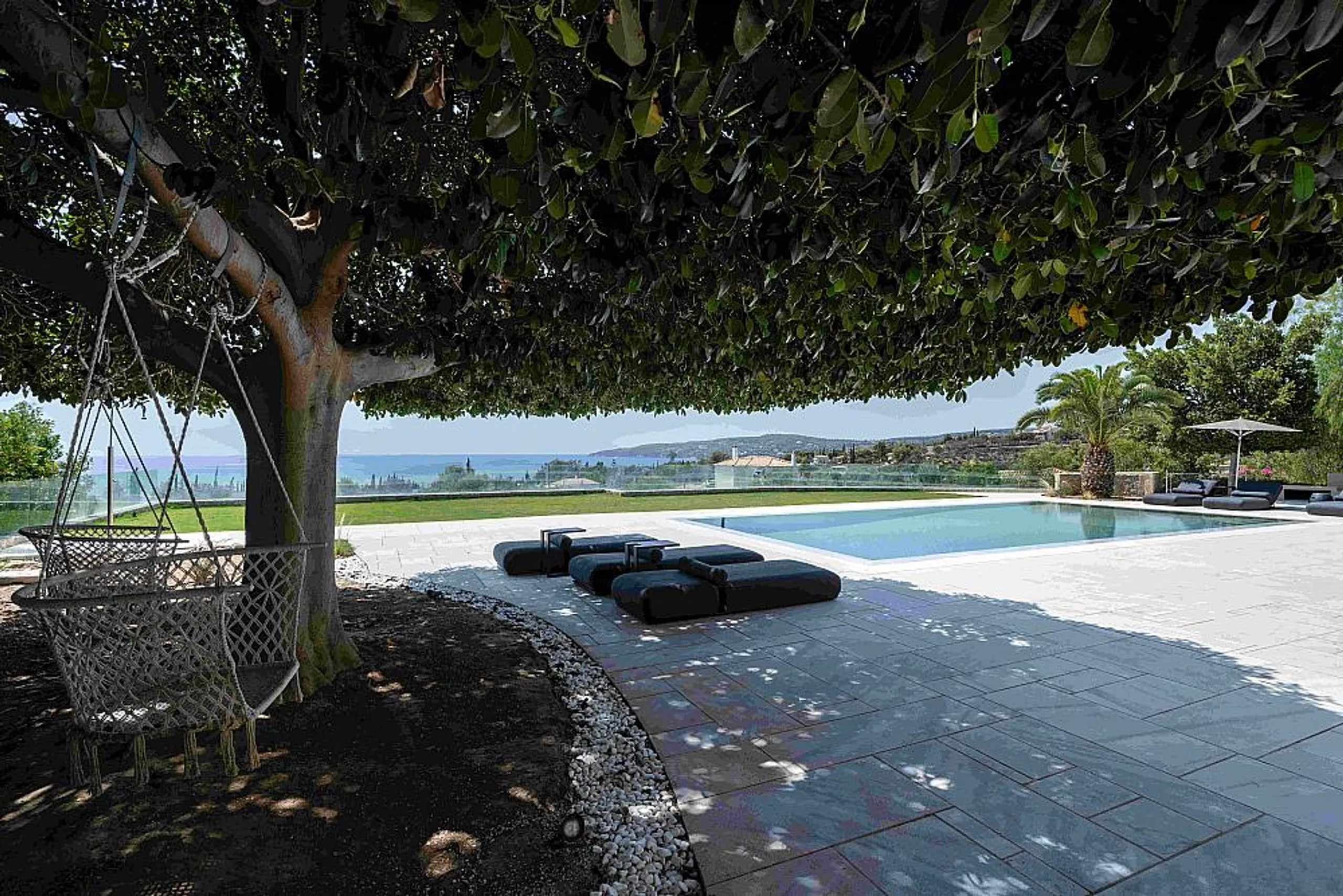 Serene Contemporary Villa with Private Pool and Clear Water Views — photograph 3