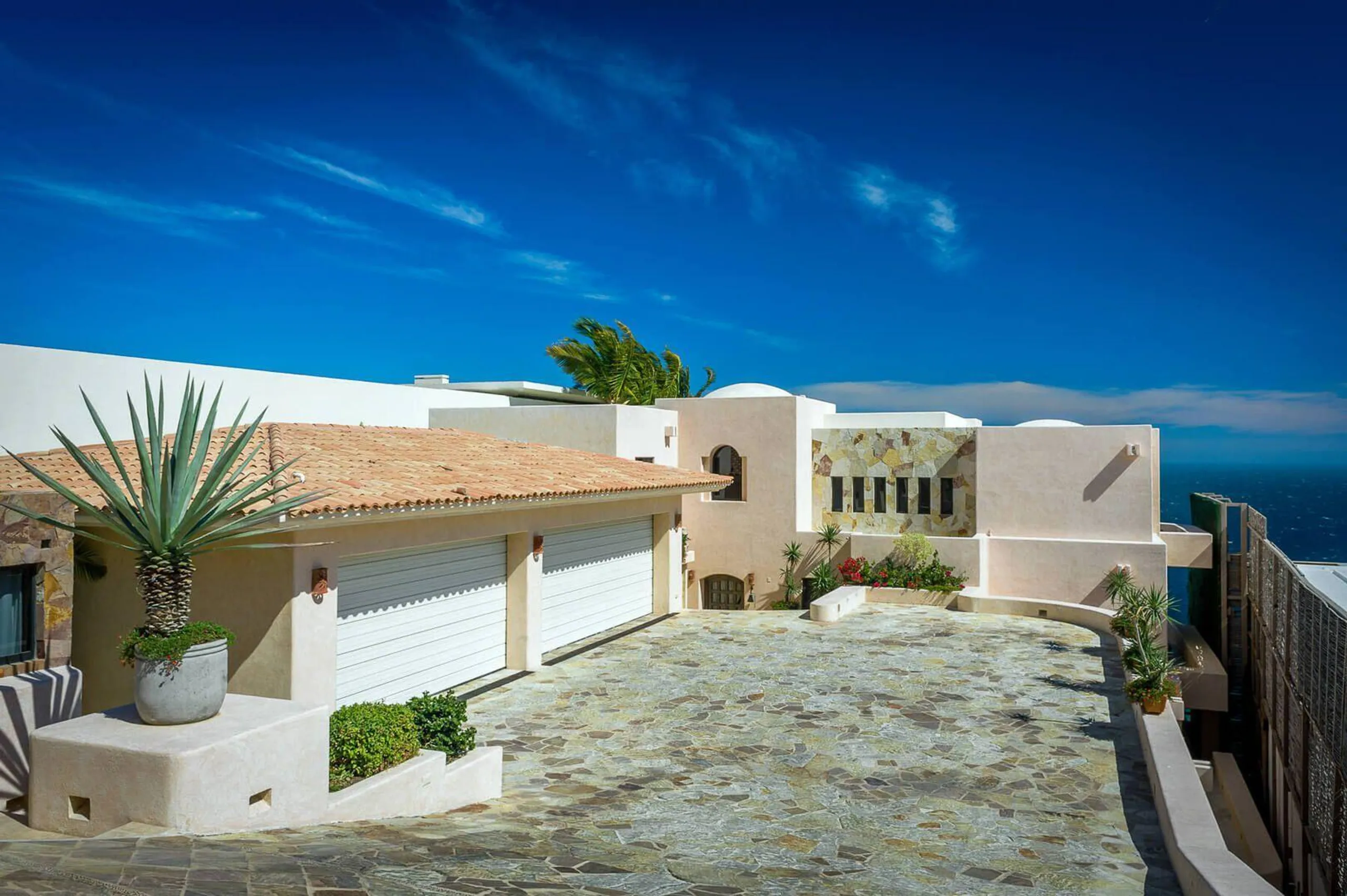 Grand Pedregal Estate with Infinity Pool, Hot Tub and Ocean Views — photograph 5