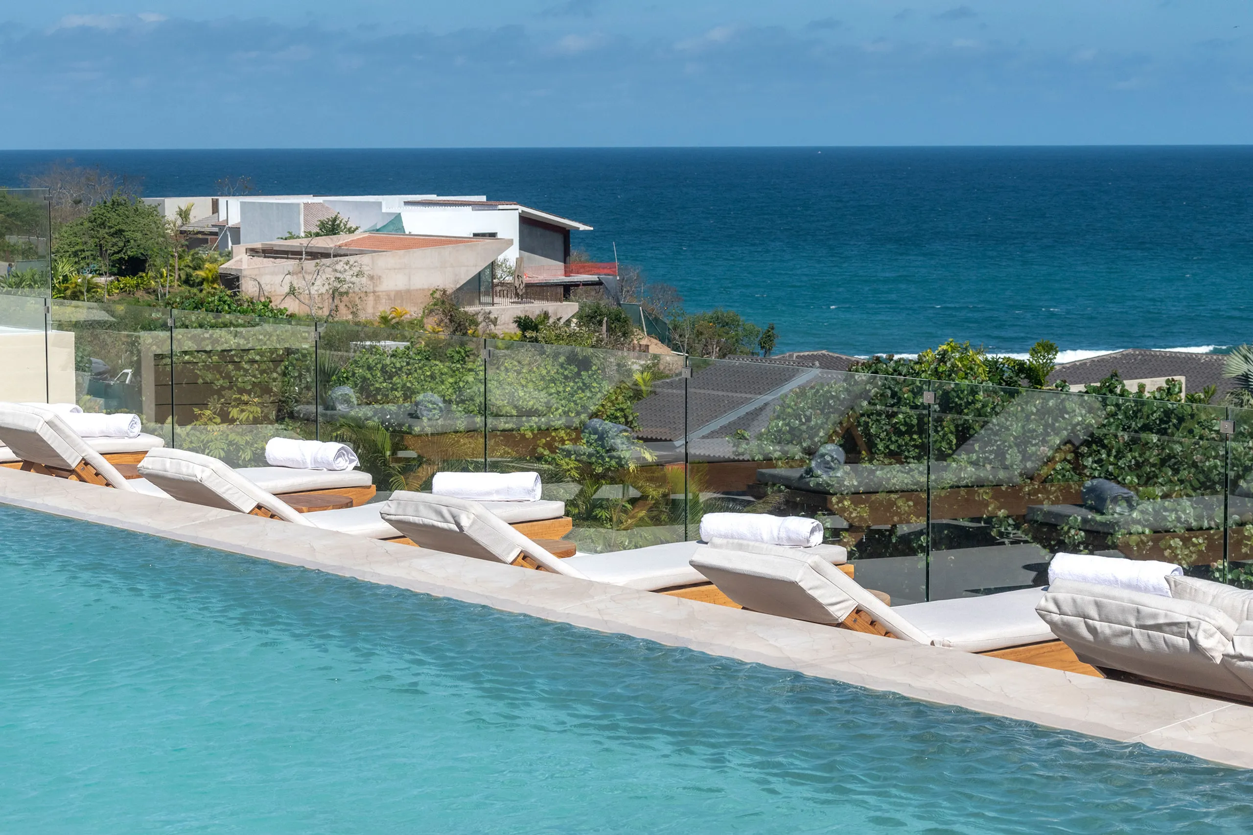Majestic Oceanview Kupuri Estate with Infinity Pool, Golf Simulator, and Sauna with Ocean Views — photograph 8