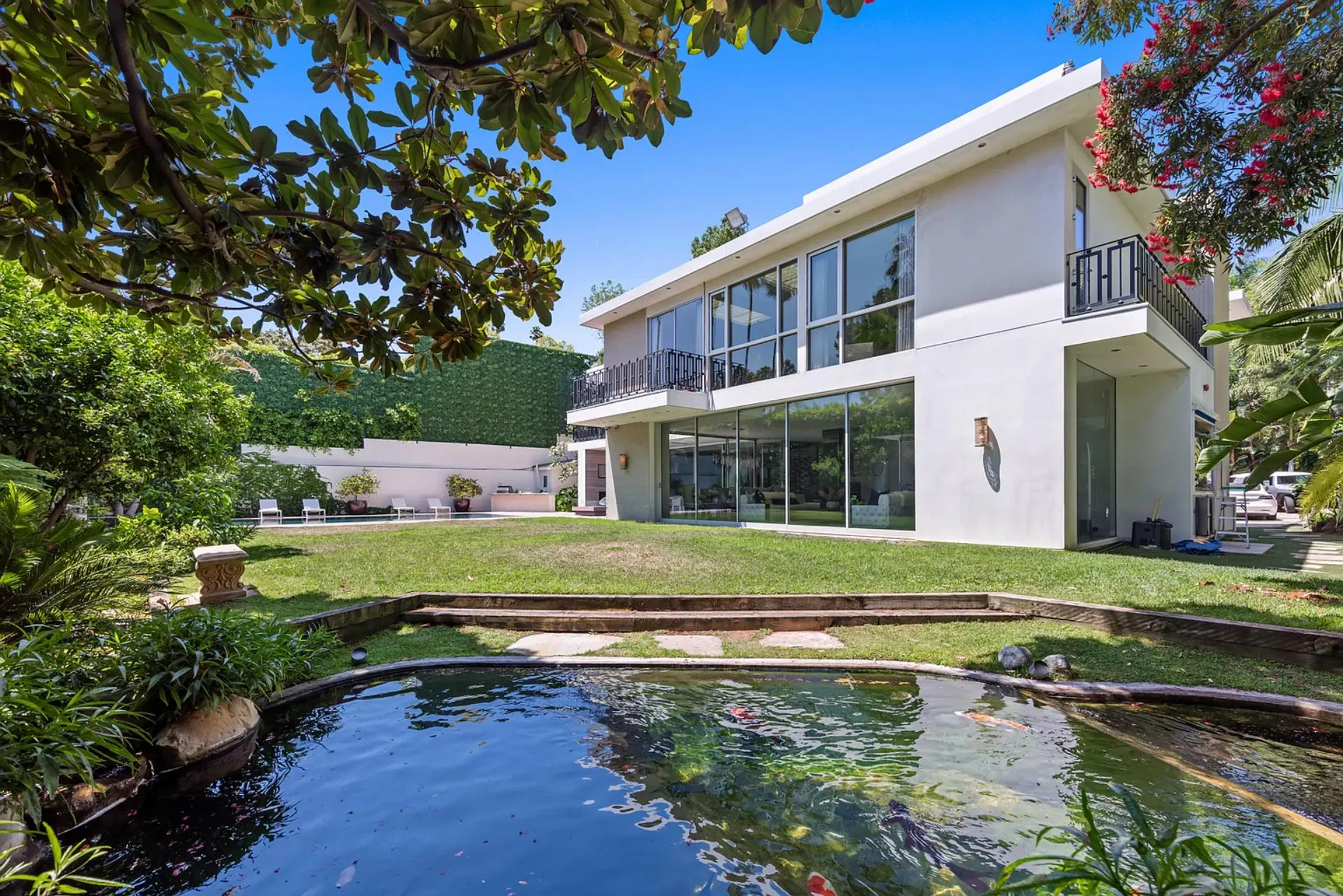 Stunning West Hollywood Royale Estate With Private Pool — photograph 11