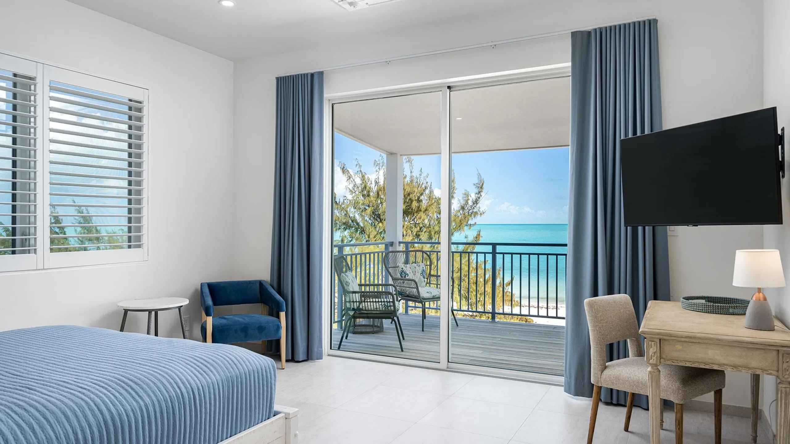 Contemporary Long Bay Beach Villa with Private Pool and Ocean Views — photograph 10
