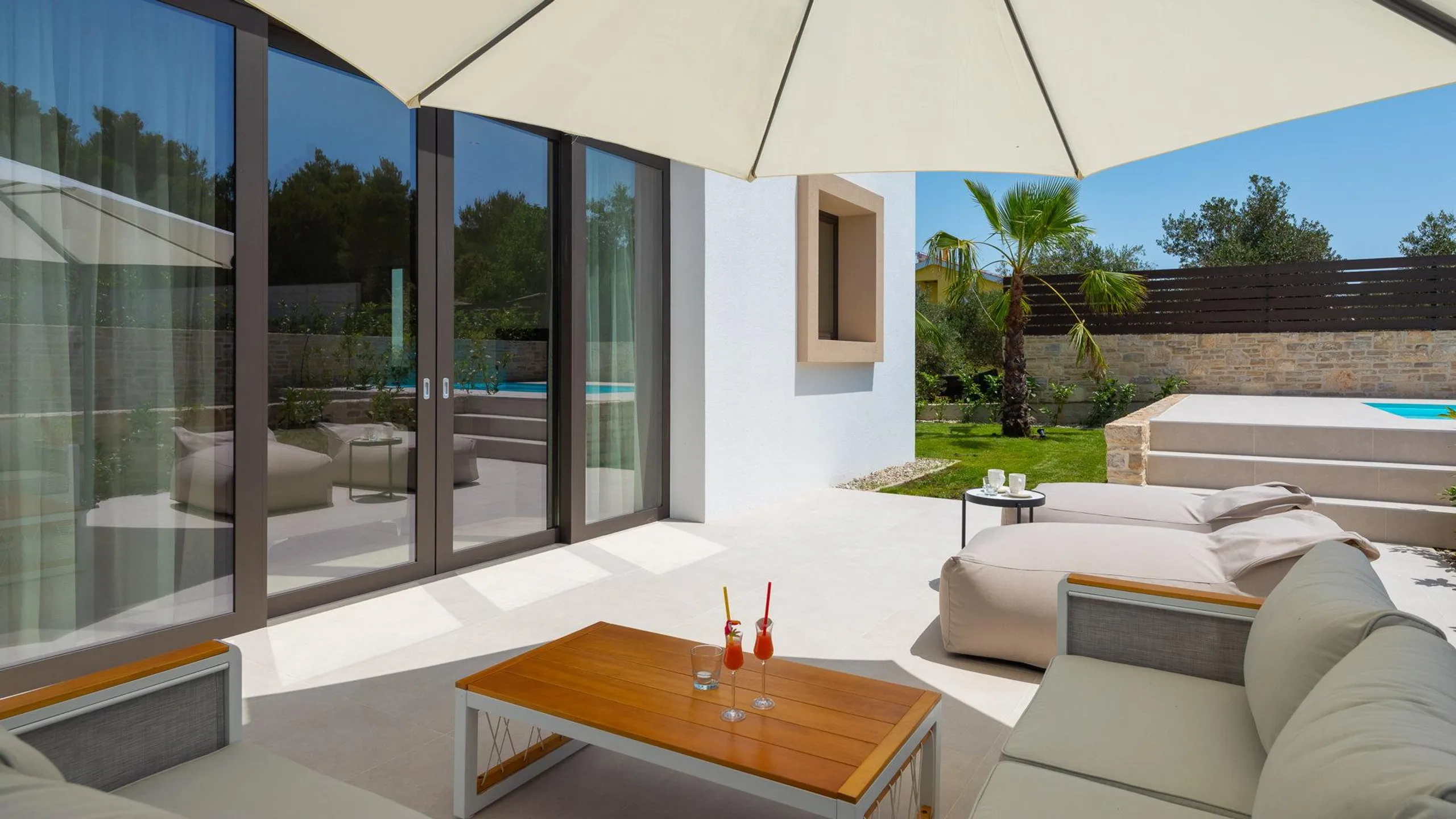 Plush Villa with Pool and Sea Views — photograph 5