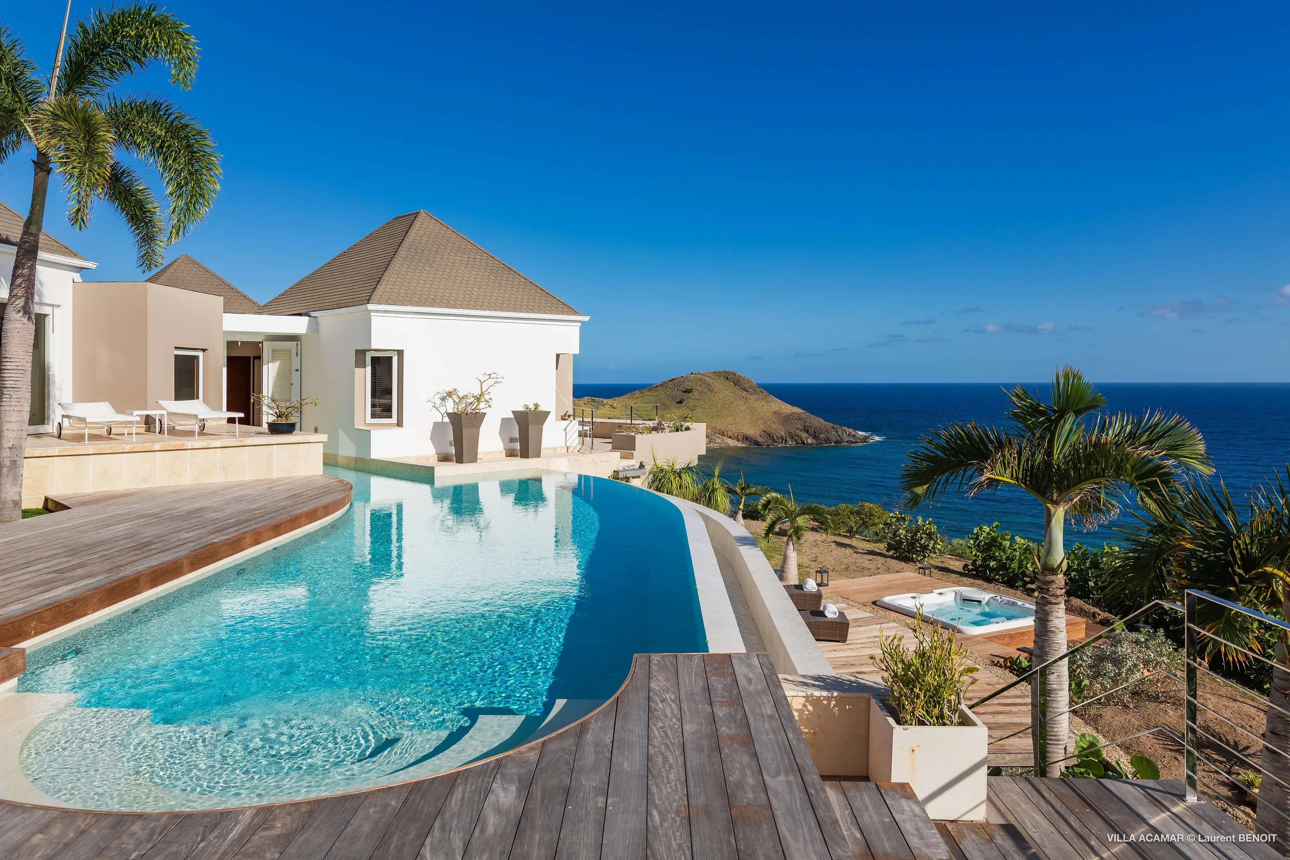 Exquisite Seaview Villa with Incredible Pool and Home Cinema — photograph 2