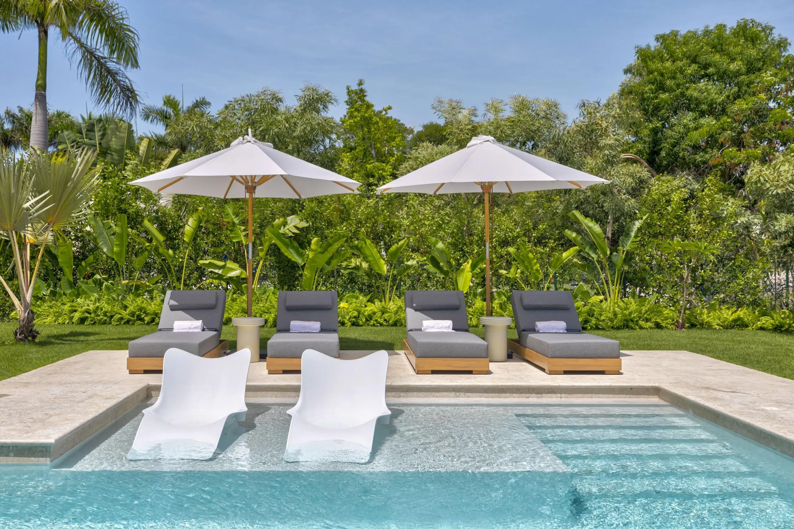 Designer Golfside Oasis Villa with Private Pool, with Golf & Lake Views — photograph 4