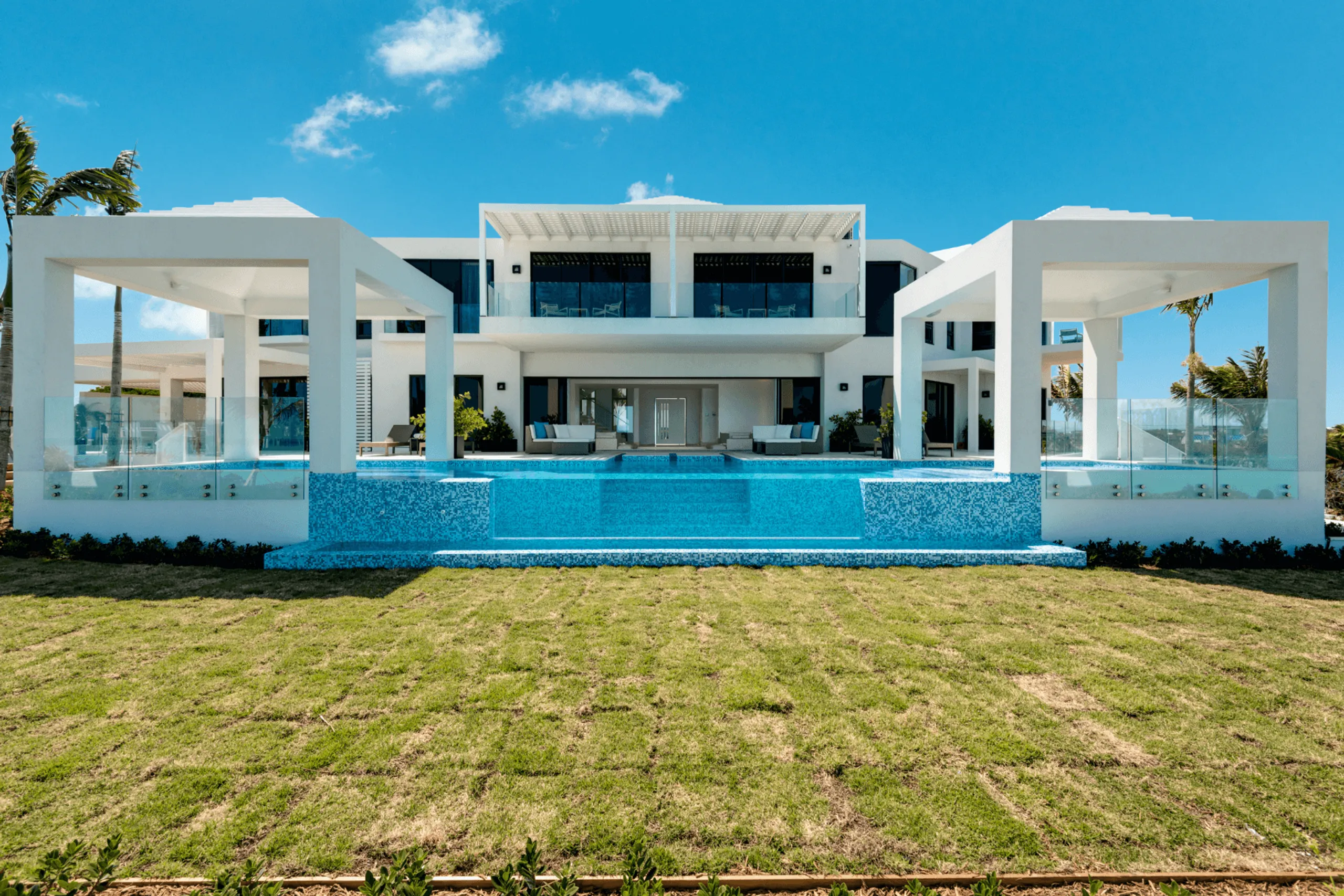 Long Bay Beach Grand Luxe Estate with Infinity Pool and Stunning Ocean Views — photograph 6