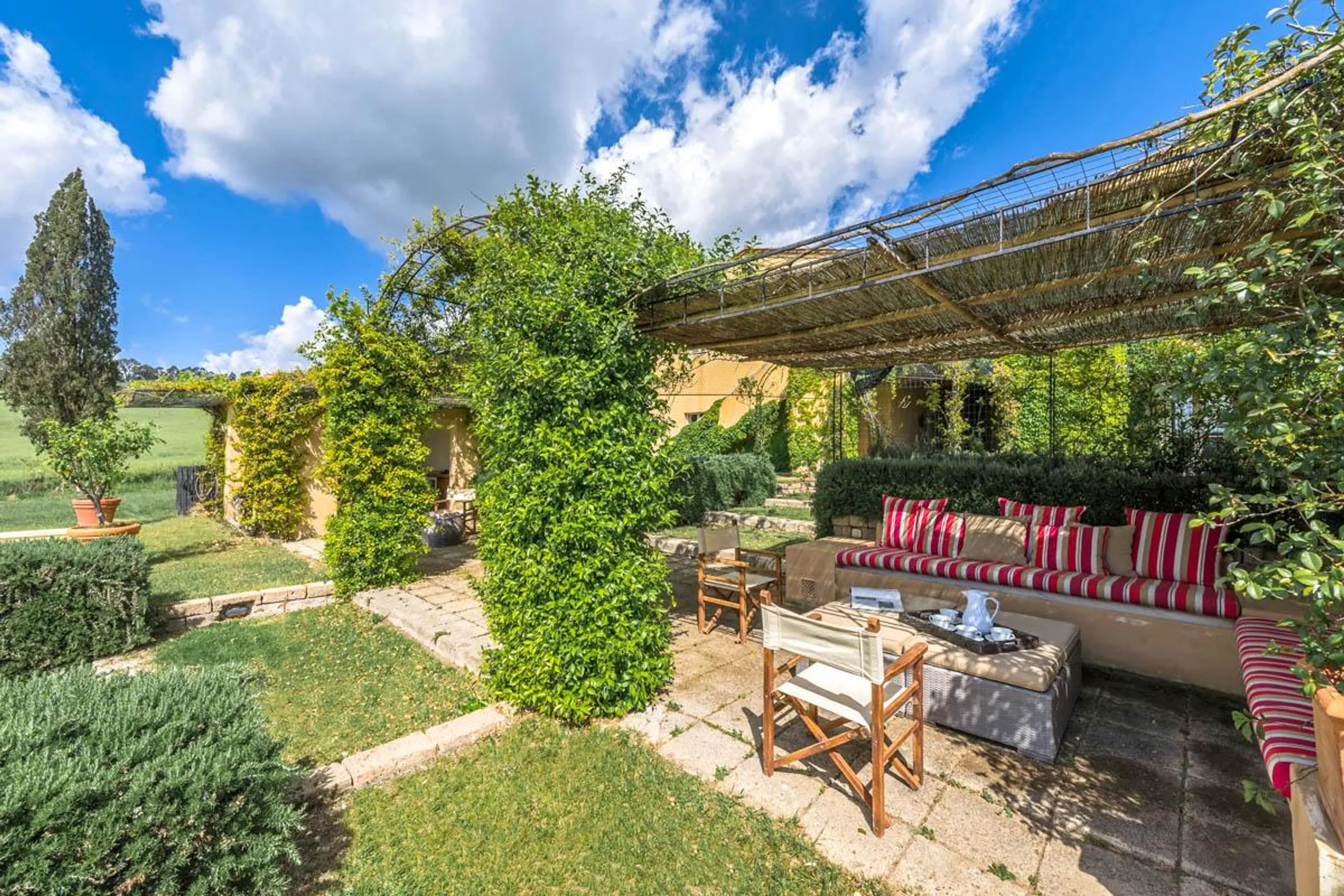 Idyllic 9-Bedroom Tuscan Villa with Private Pool, Stunning Grounds, and Hotel-Grade Services — photograph 3