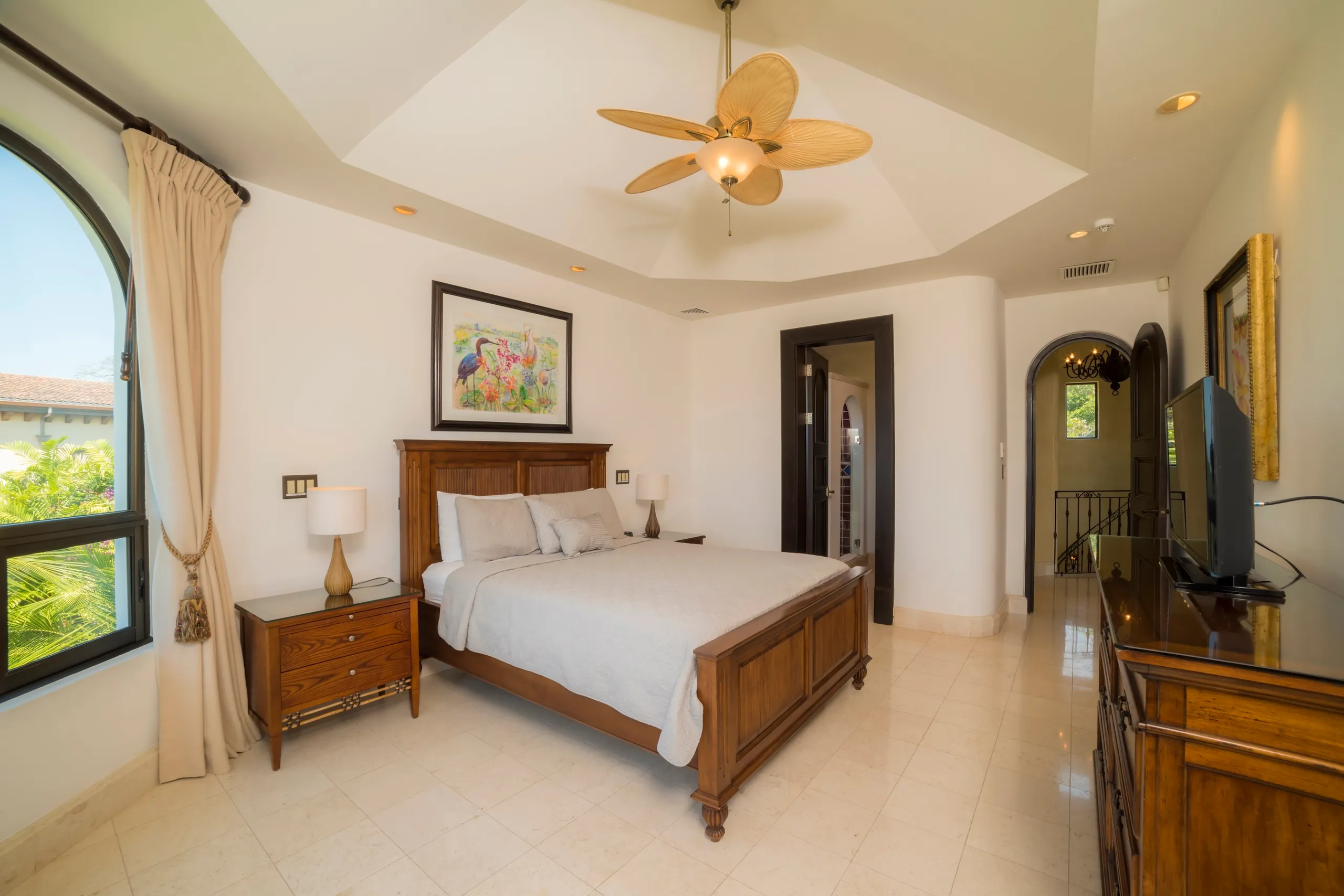 Luminous Five Bedroom Villa with Private Pool, and Ocean Views — photograph 12