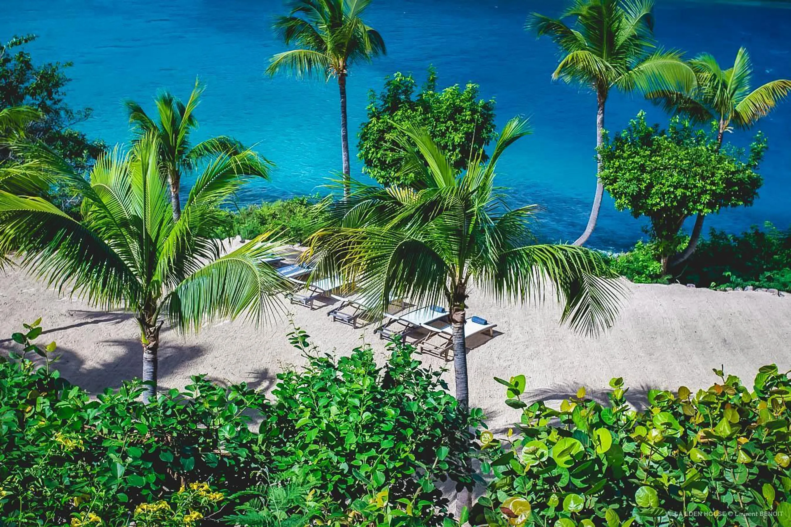 Sophisticated Seaside Villa with Infinity Pool and Walks to Beach — photograph 3