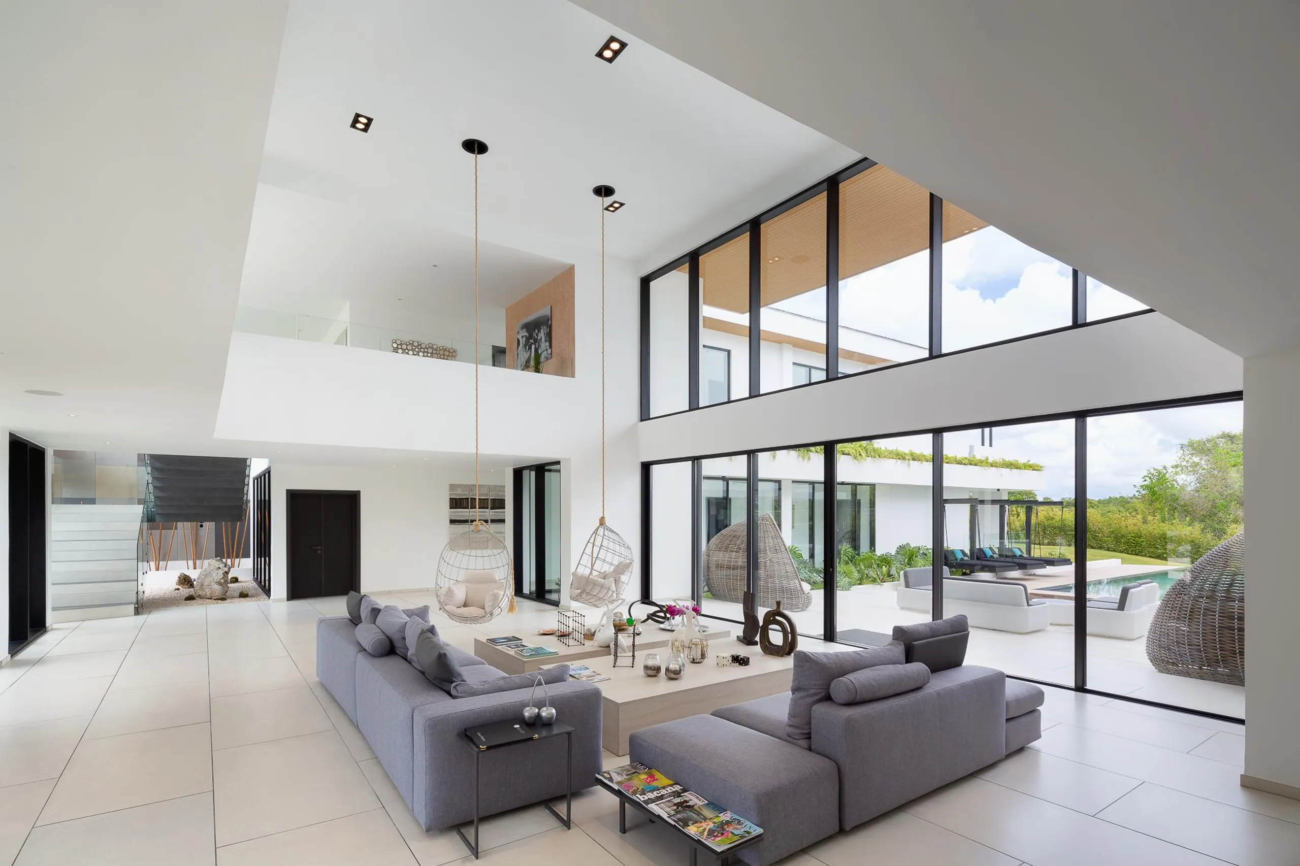 Minimalist Modern Villa with Private Pool and Luxurious Comfort — photograph 9