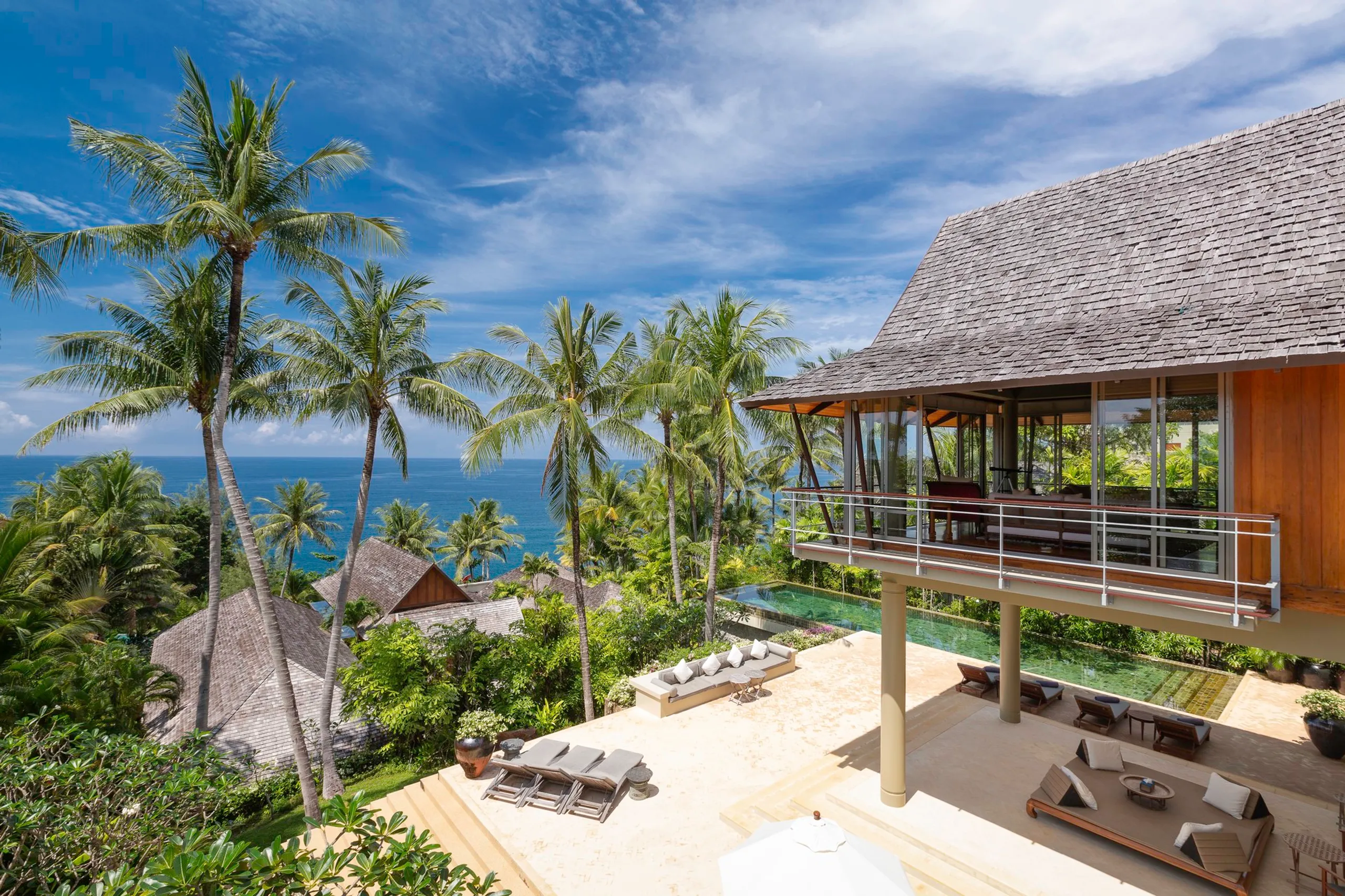 Majestic Bali Villa with Infinity Pool — photograph 3