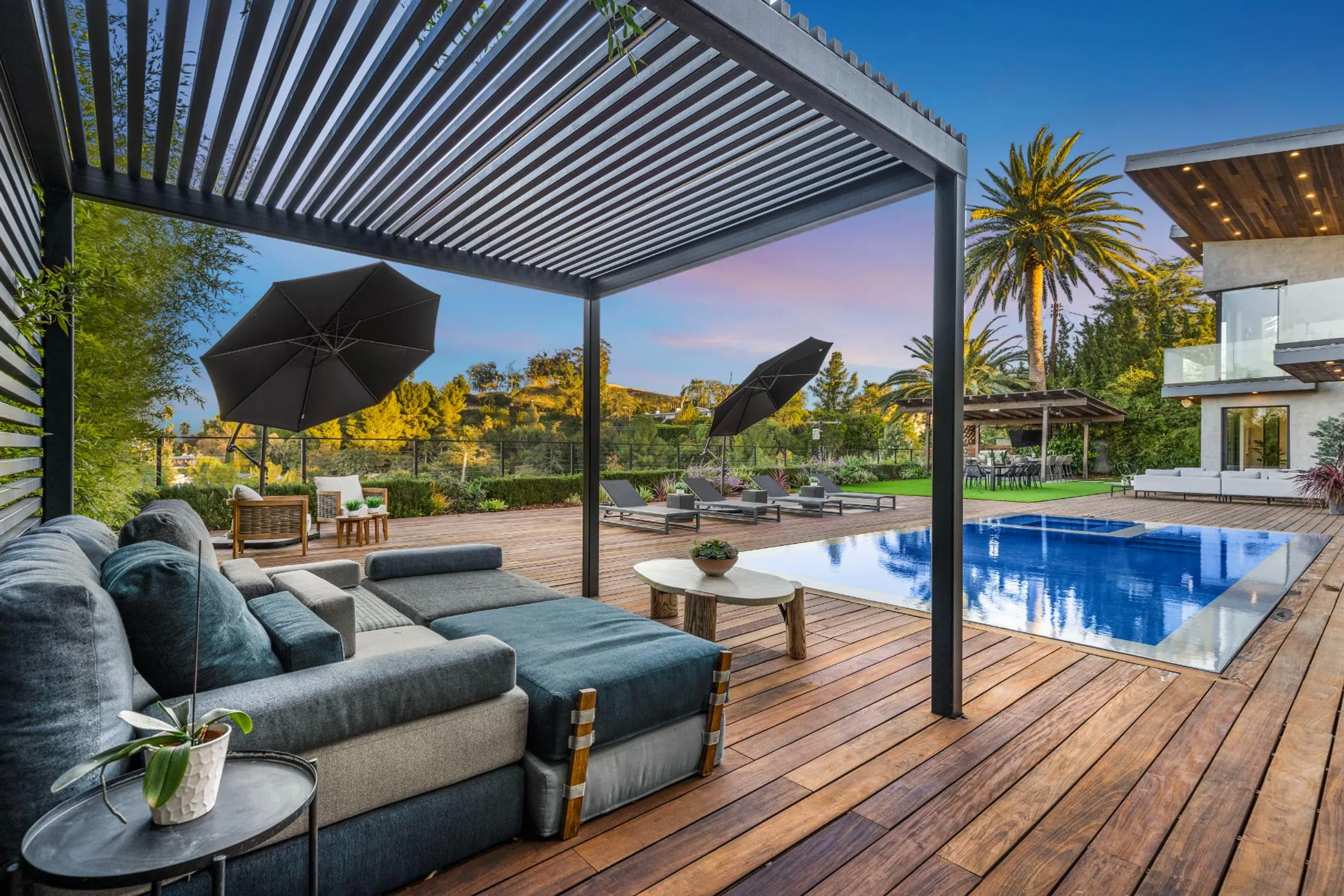 Skyline Luxury Estate with Private Pool and Jacuzzi — photograph 2