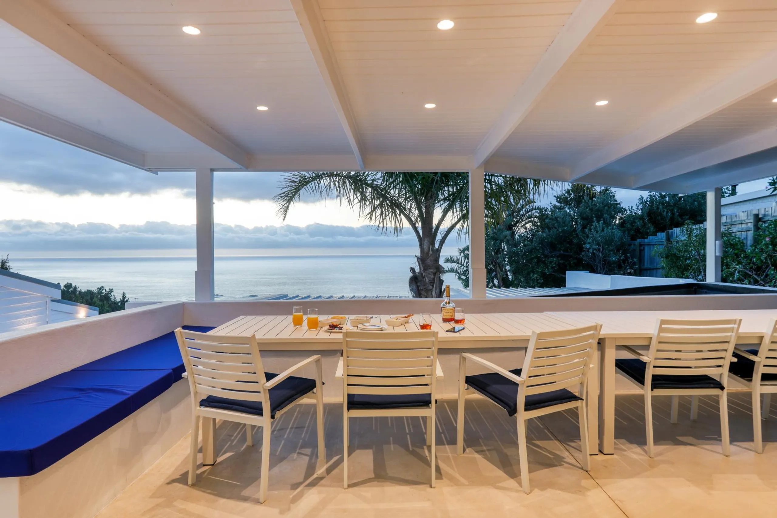 Deluxe Oceanview Villa in Camps Bay with Private Pool and Sun Deck — photograph 6