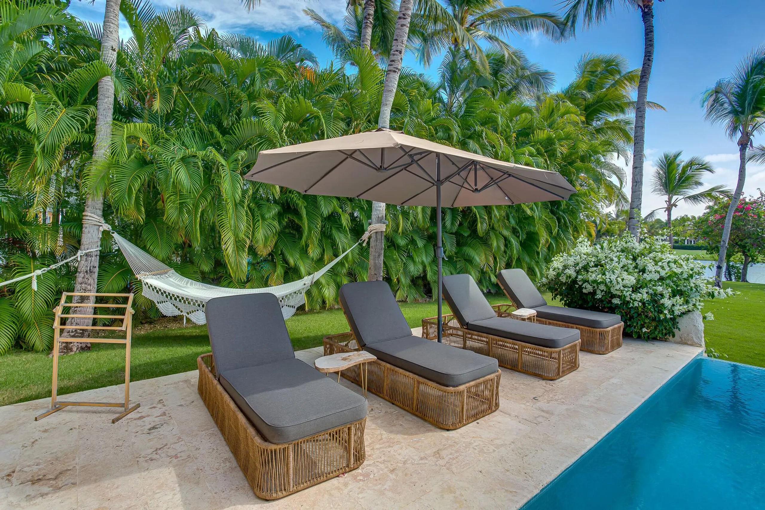 Immaculate White 5-Bedroom Villa in Punta Cana with Private Pool — photograph 9